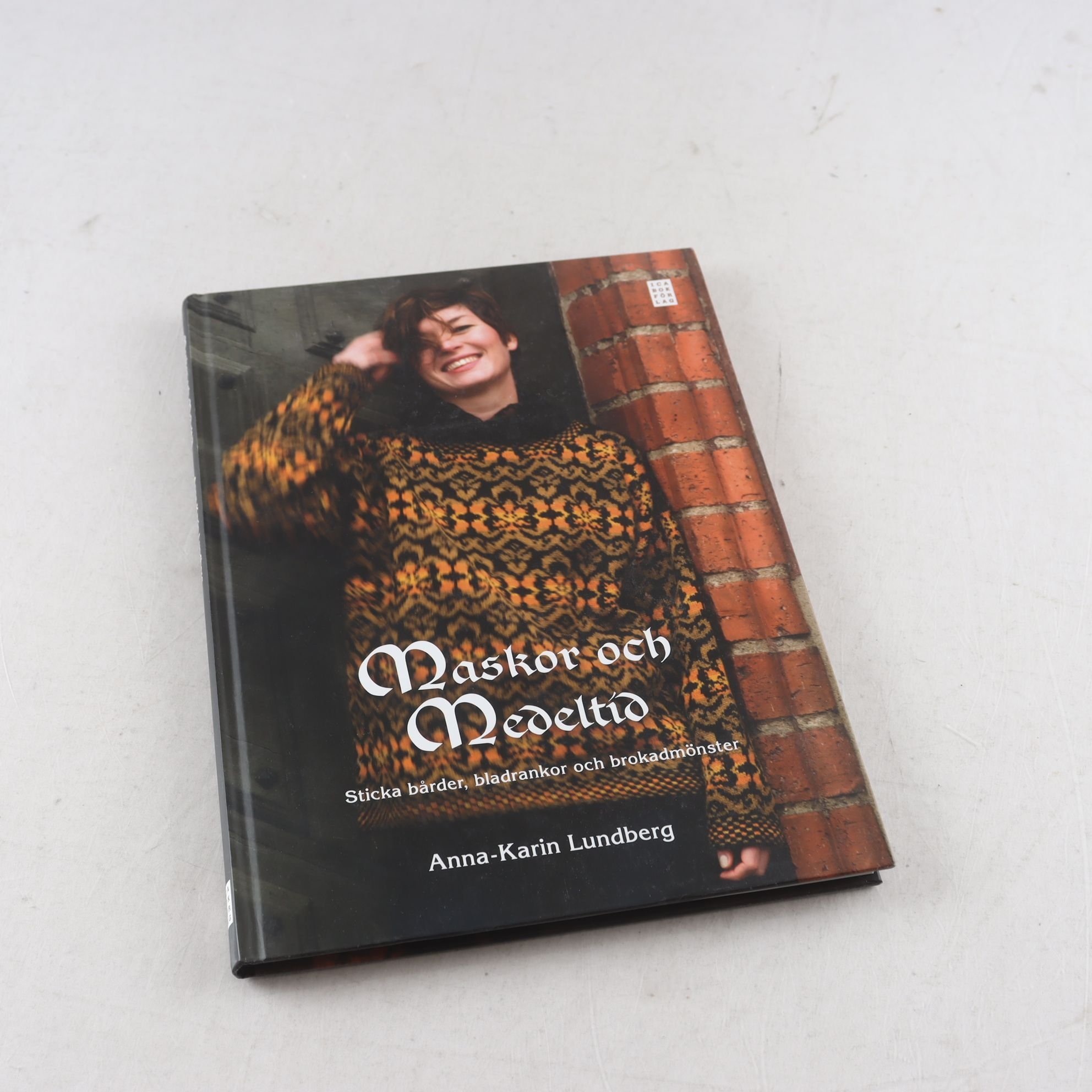 Maskor och medeltid: Sticka bårder, bladrankor och brokadmönster