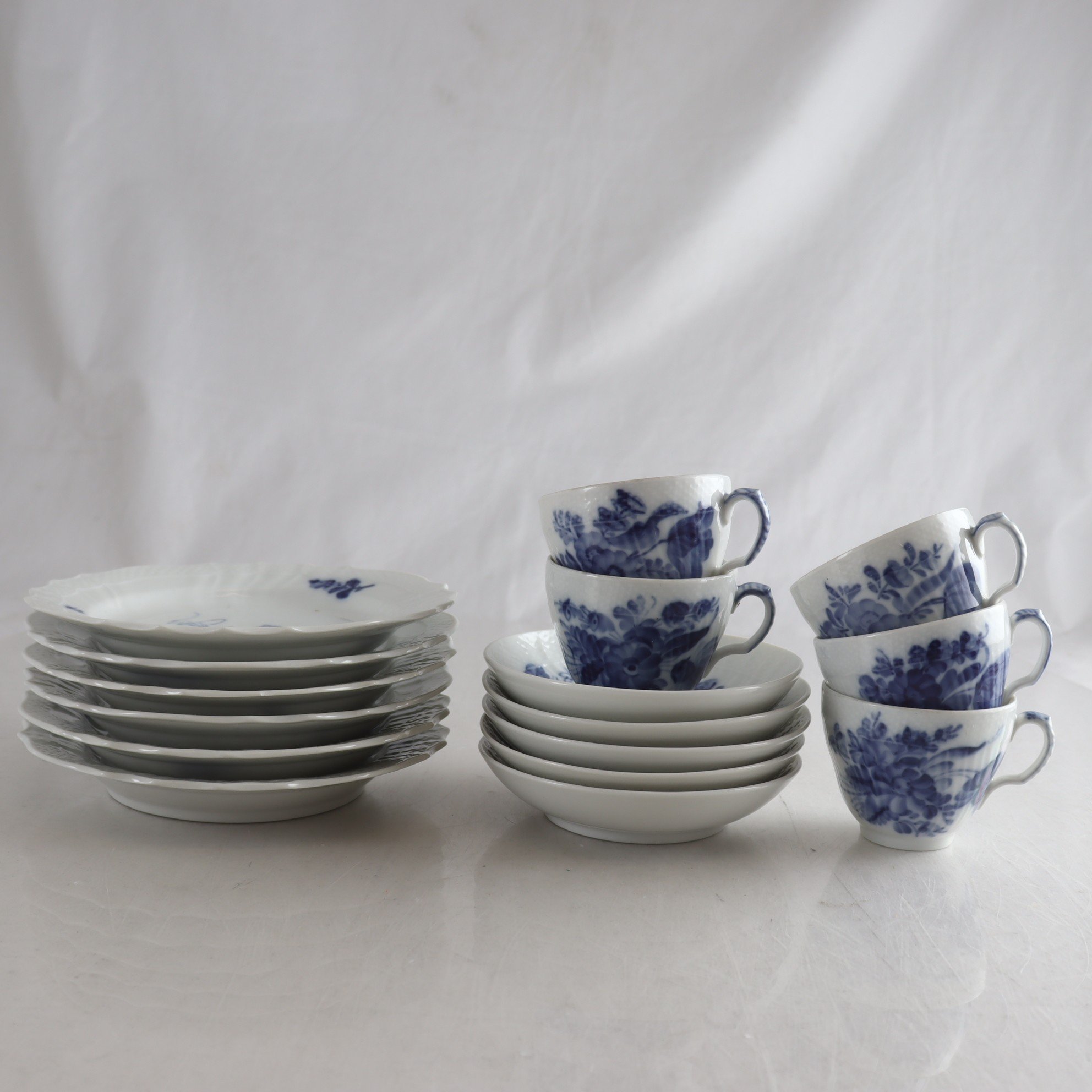 Kaffekopp & fat, assietter, Royal Copenhagen, ”Blå Blomst”. Endast avhämtning.