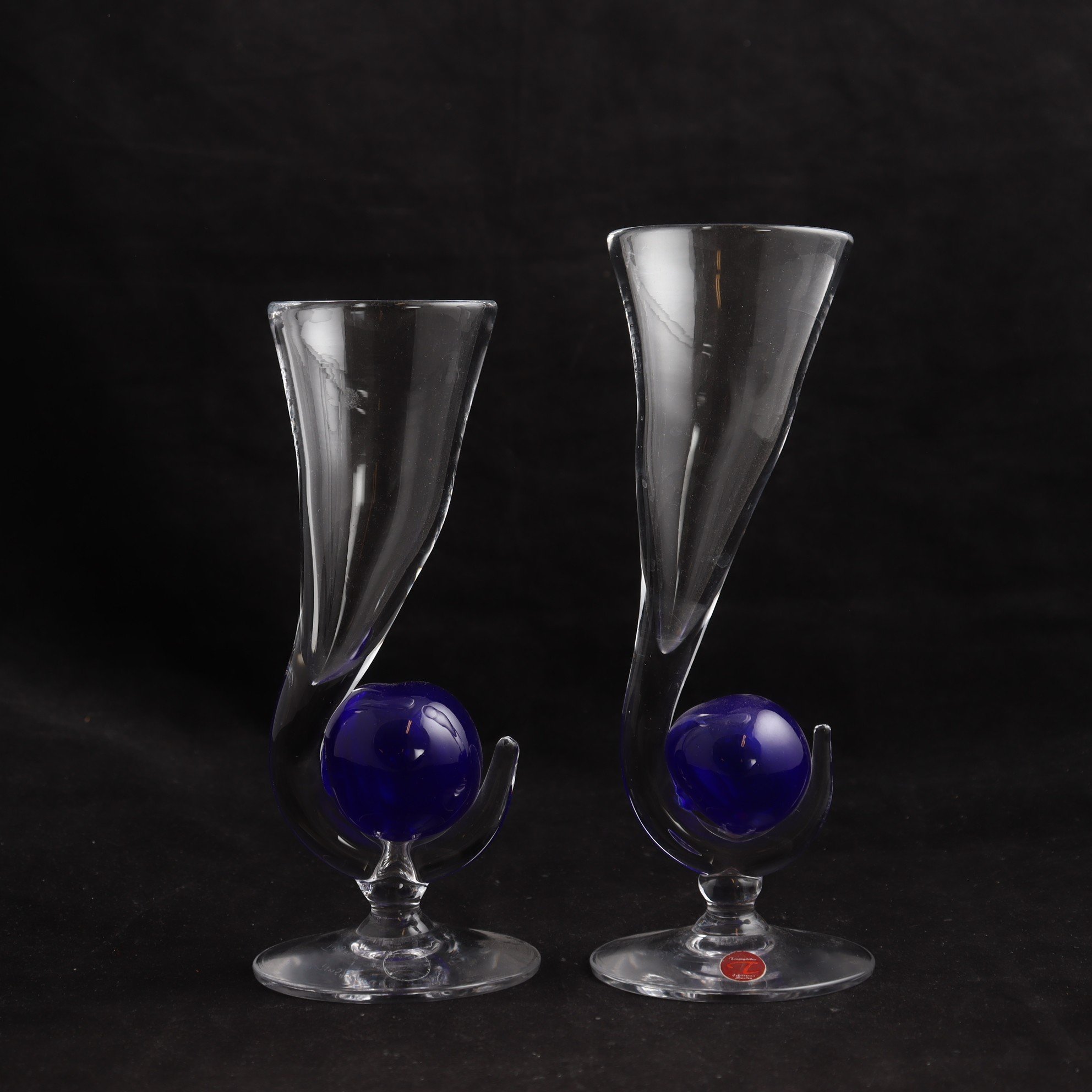 Glas, sign J.V, Tingsgården, Eskilstuna. Samfraktas ej.