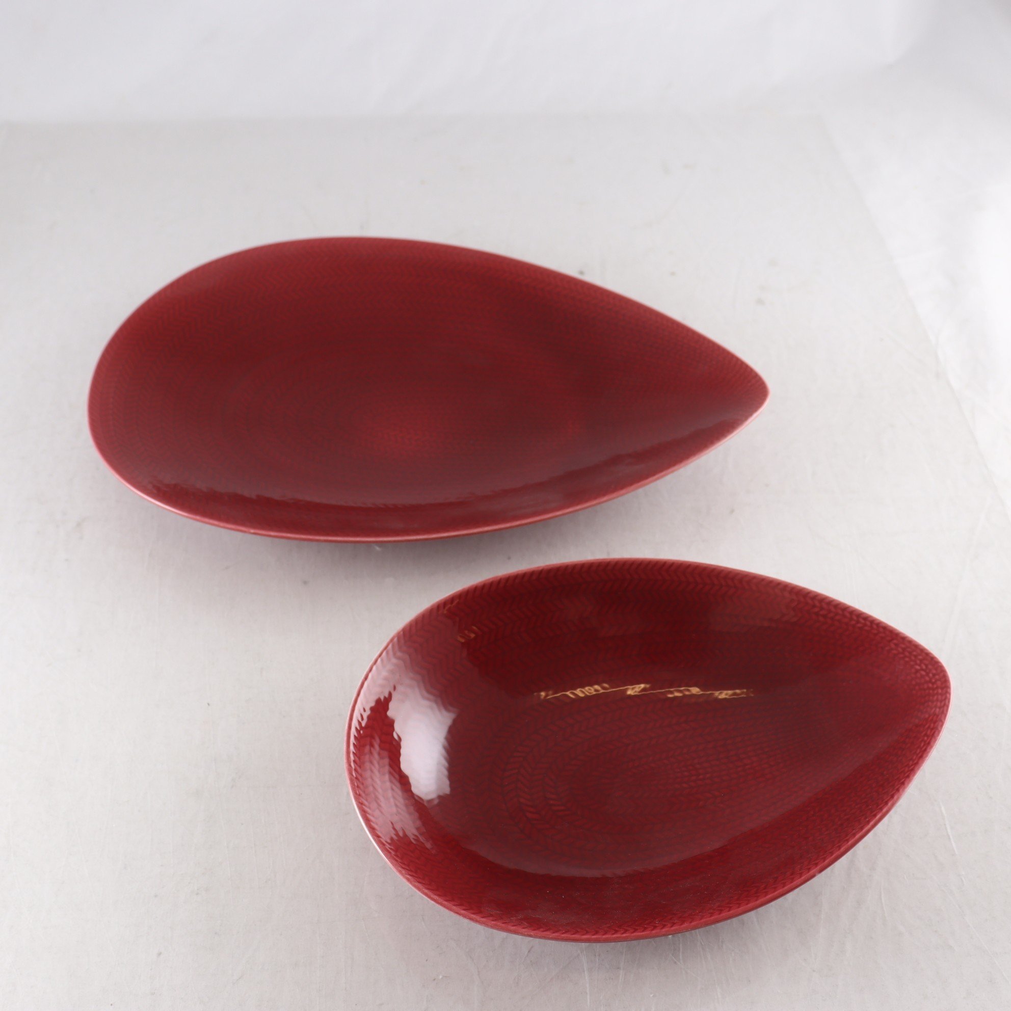 Serveringsfat, ”Röd Eld”, Hertha Bengtson, Rörstrand. Samfraktas ej.