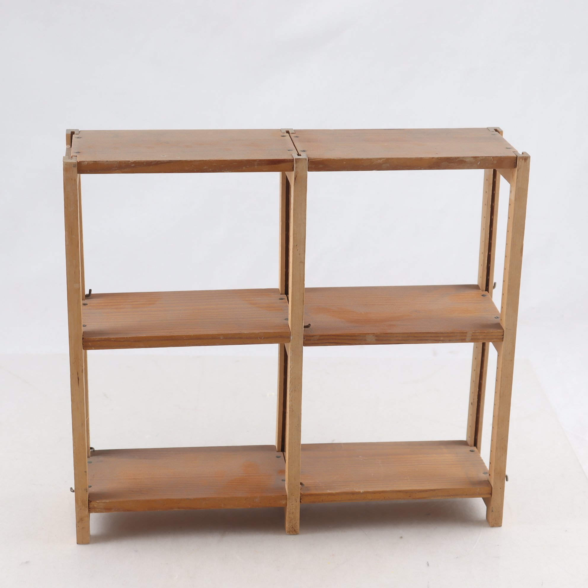 Förvaringshylla, trä, miniatyr, 1900-tal. Samfraktas ej.