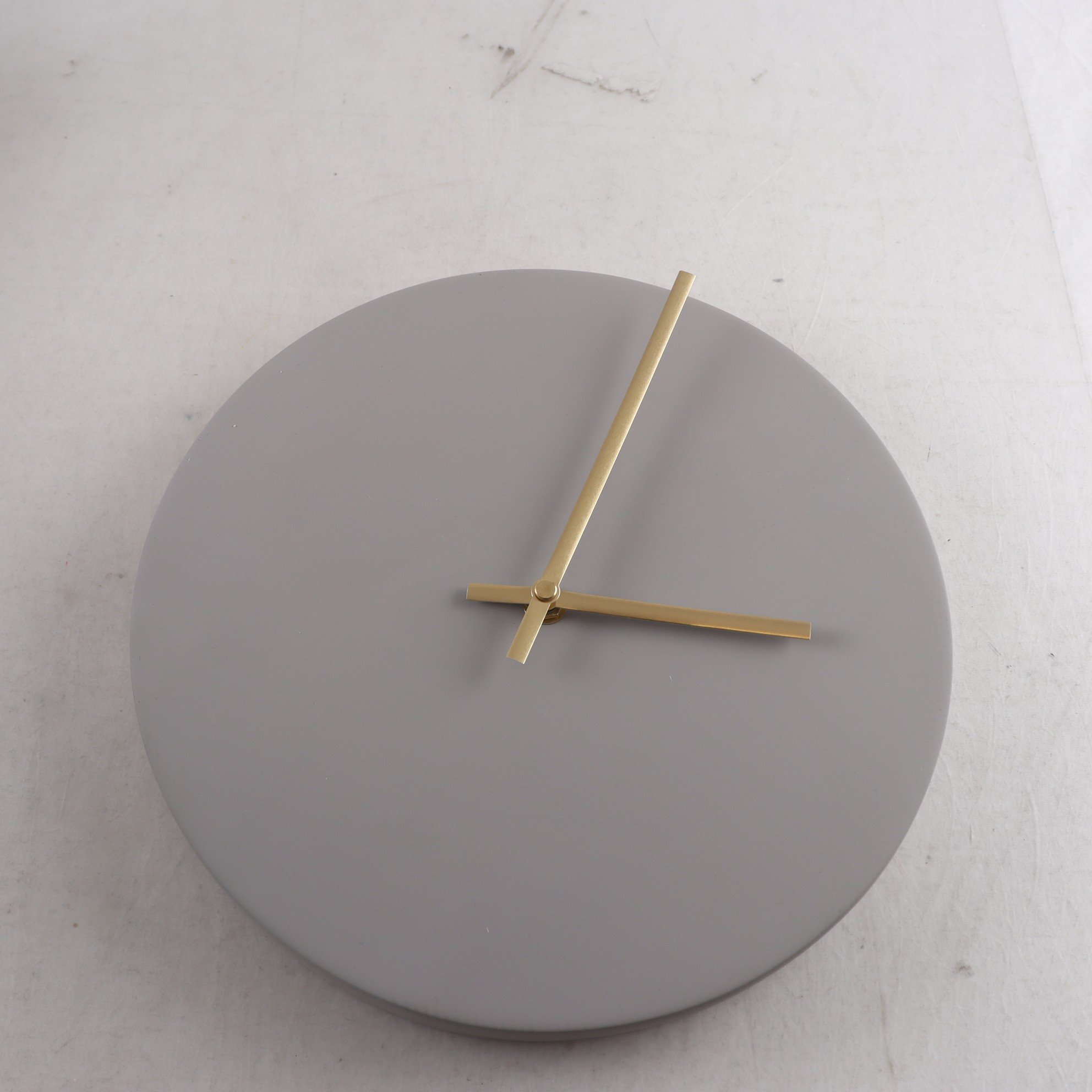 Concrete wall clock, House doctor. Samfraktas ej.