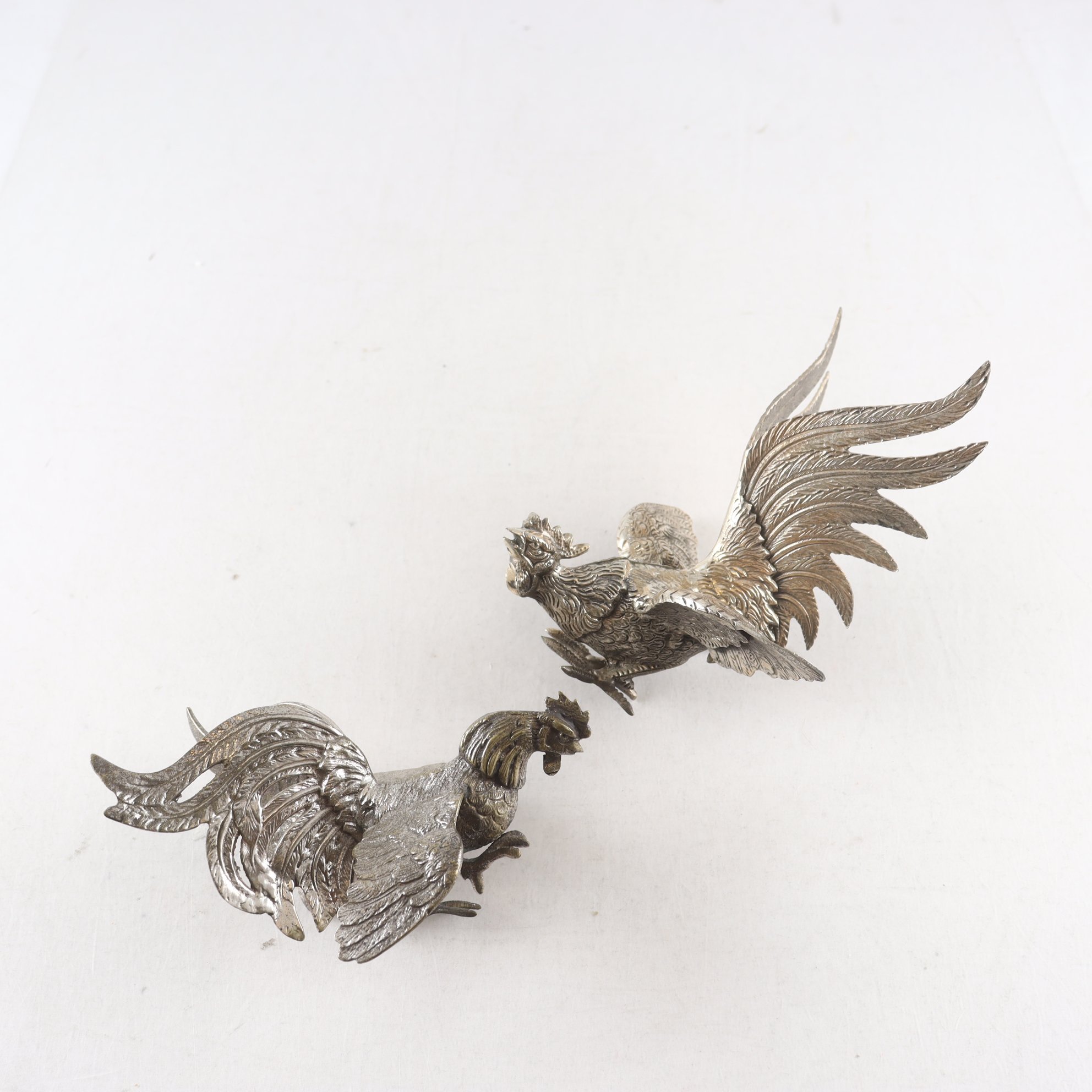 Bordsdekorationer, metall. Samfraktras ej.