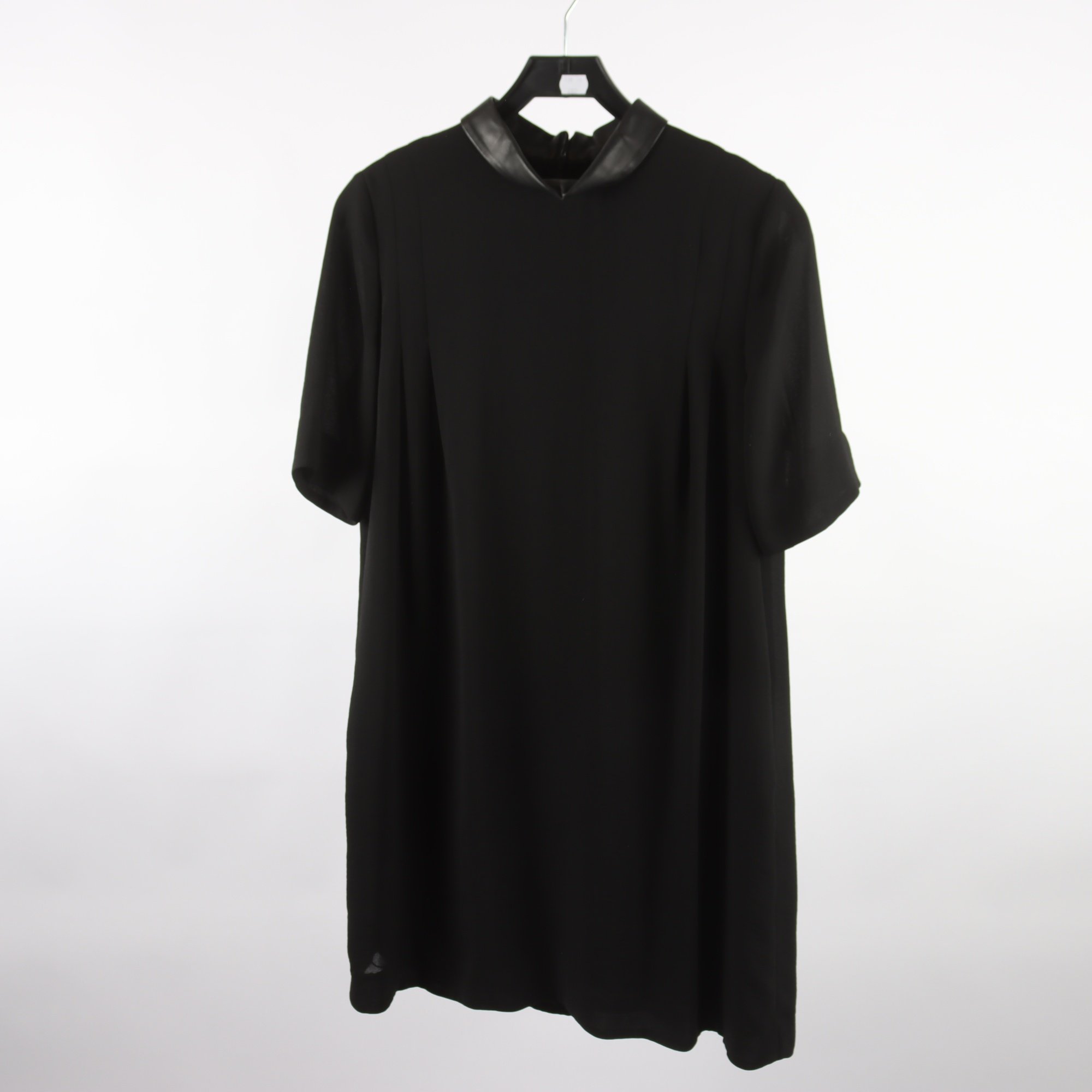 Klänning, COS, svart, stl. 40.