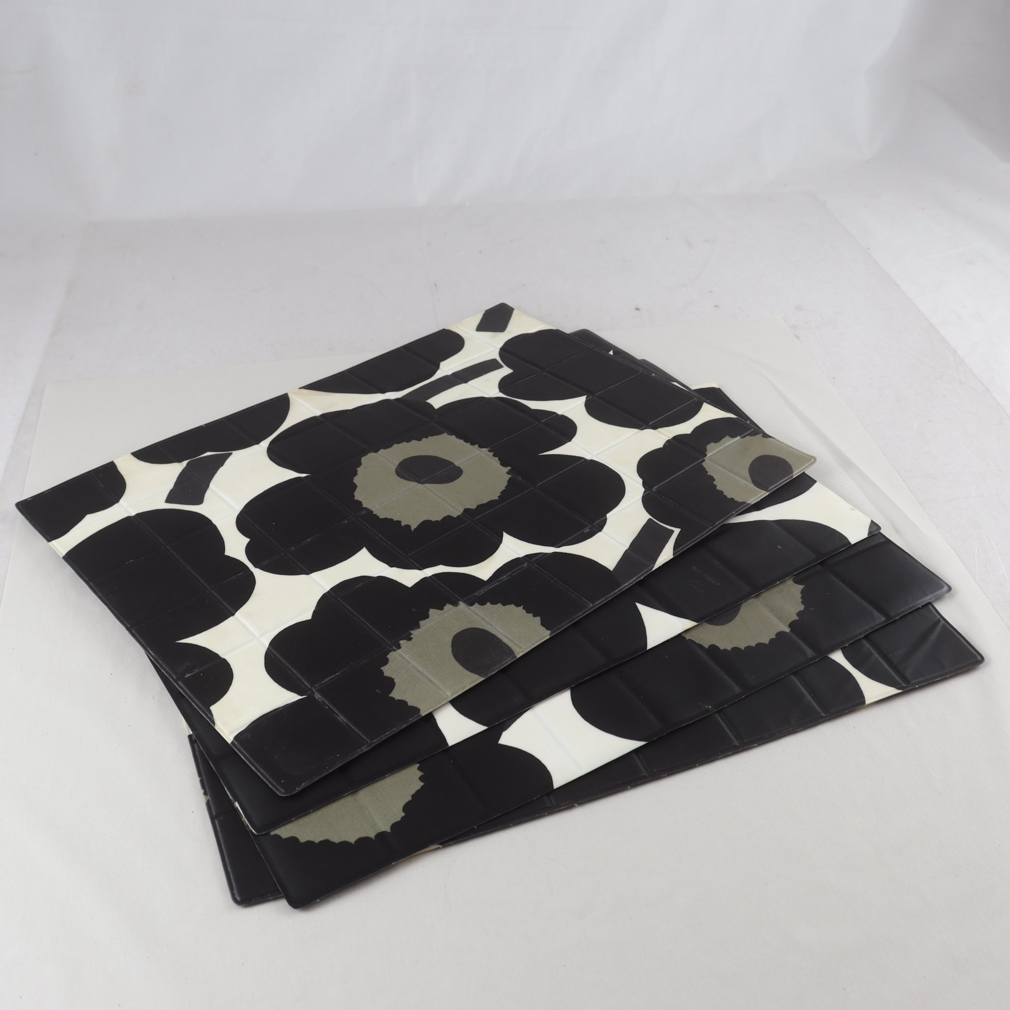 Bordstabletter, Marimekko, ”Uniko”, vadderade, svart, 4 st.