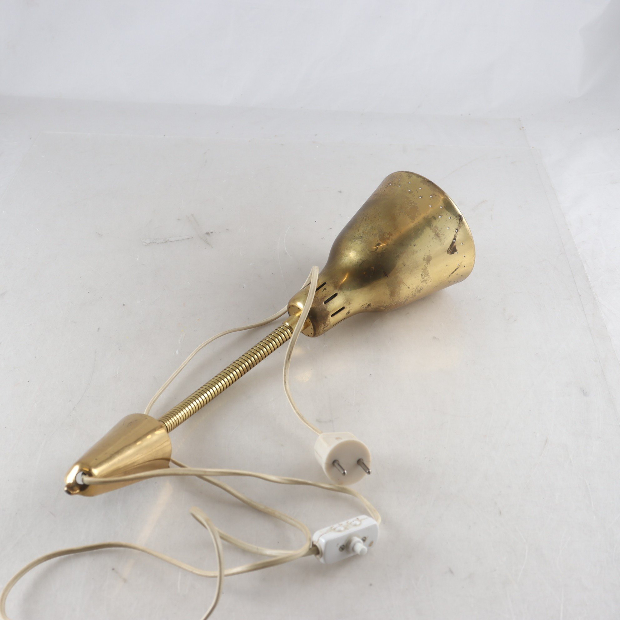 Vägg / säng lampa, vintage, mässing. Samfraktas ej.