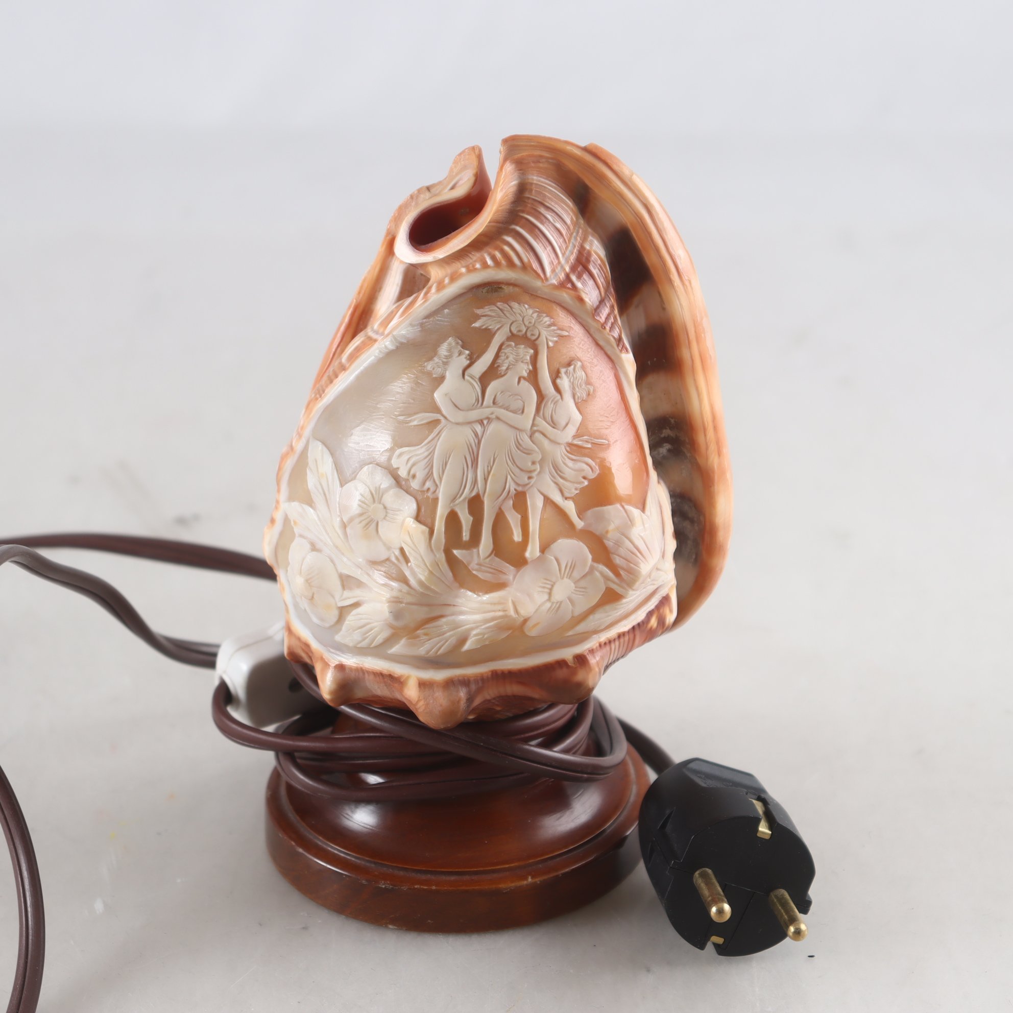 Bordslampa, utsirad snäcka