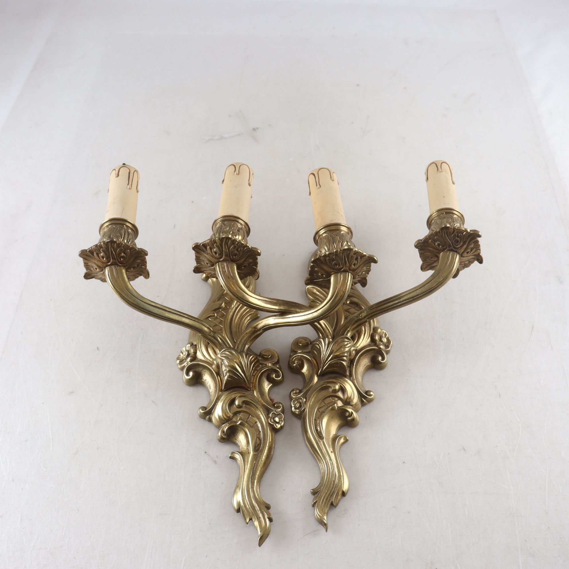 Vägglampetter, mässing, tvåarmade. Samfraktas ej.