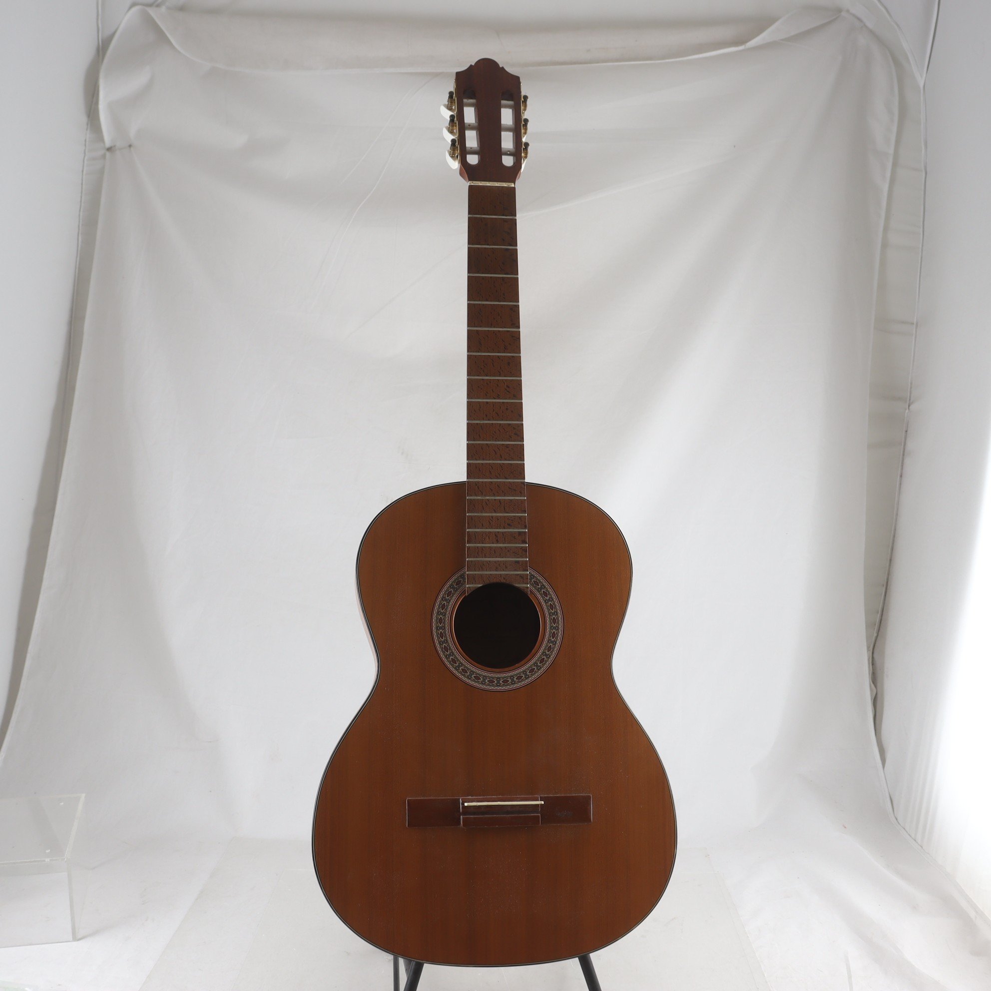 Akustisk gitarr, osträngad. Endast avhämtning.