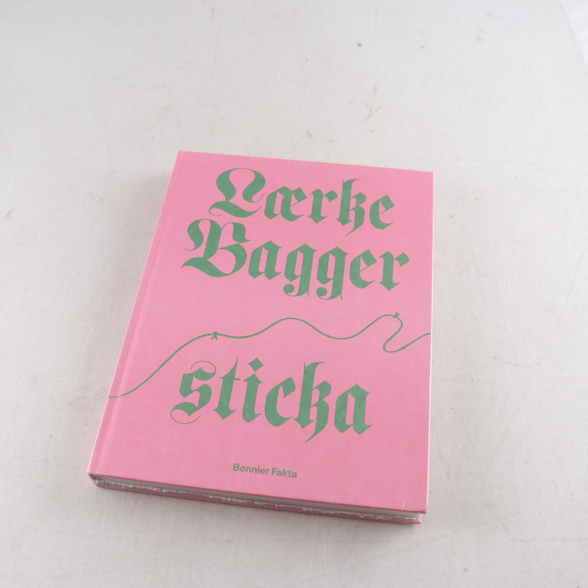 Laerke Bagger, Sticka (inplastad)