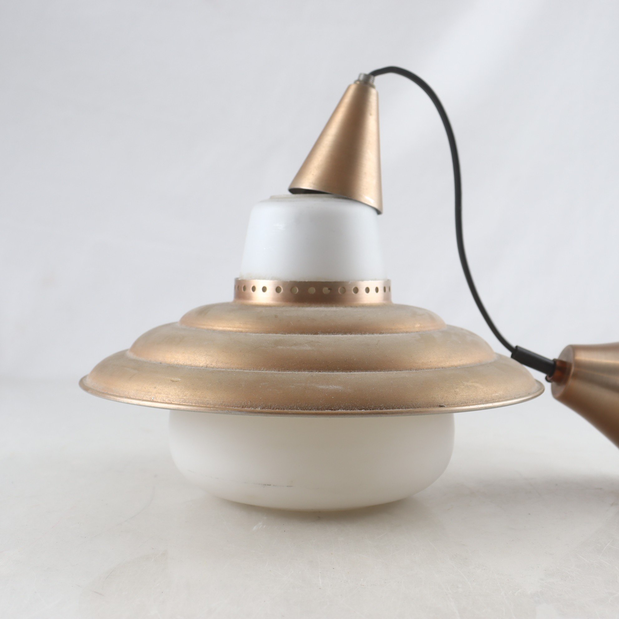 Taklampa, plåt, glas, 1960-70-tal. Samfraktas ej.