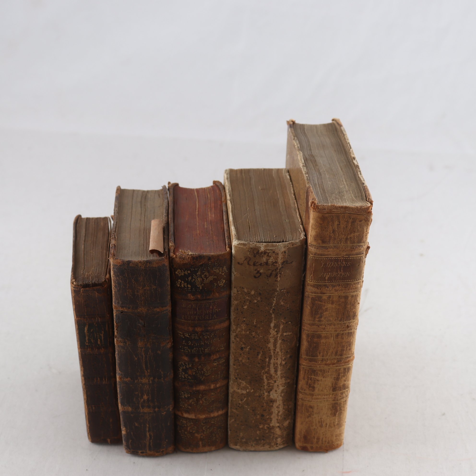 Diverse böcker från 1700-talet, paket med 5 volymer. Samfraktas ej.
