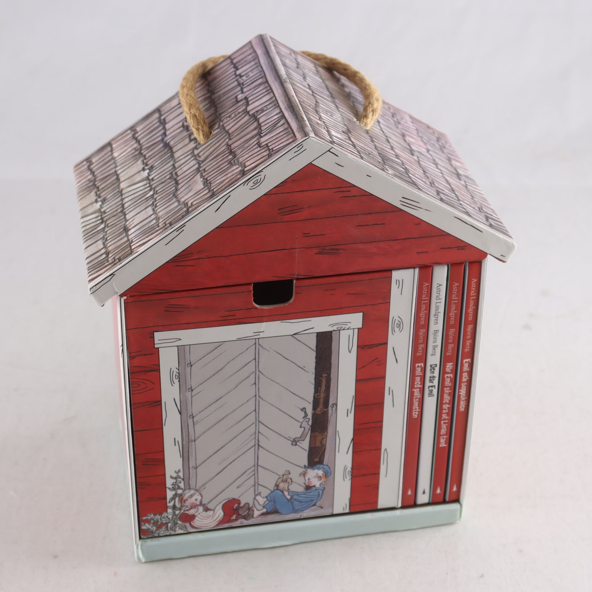 Astrid Lindgren, Grattis Emil 50 år! Hus med 4 böcker + figurer. Samfraktas ej.