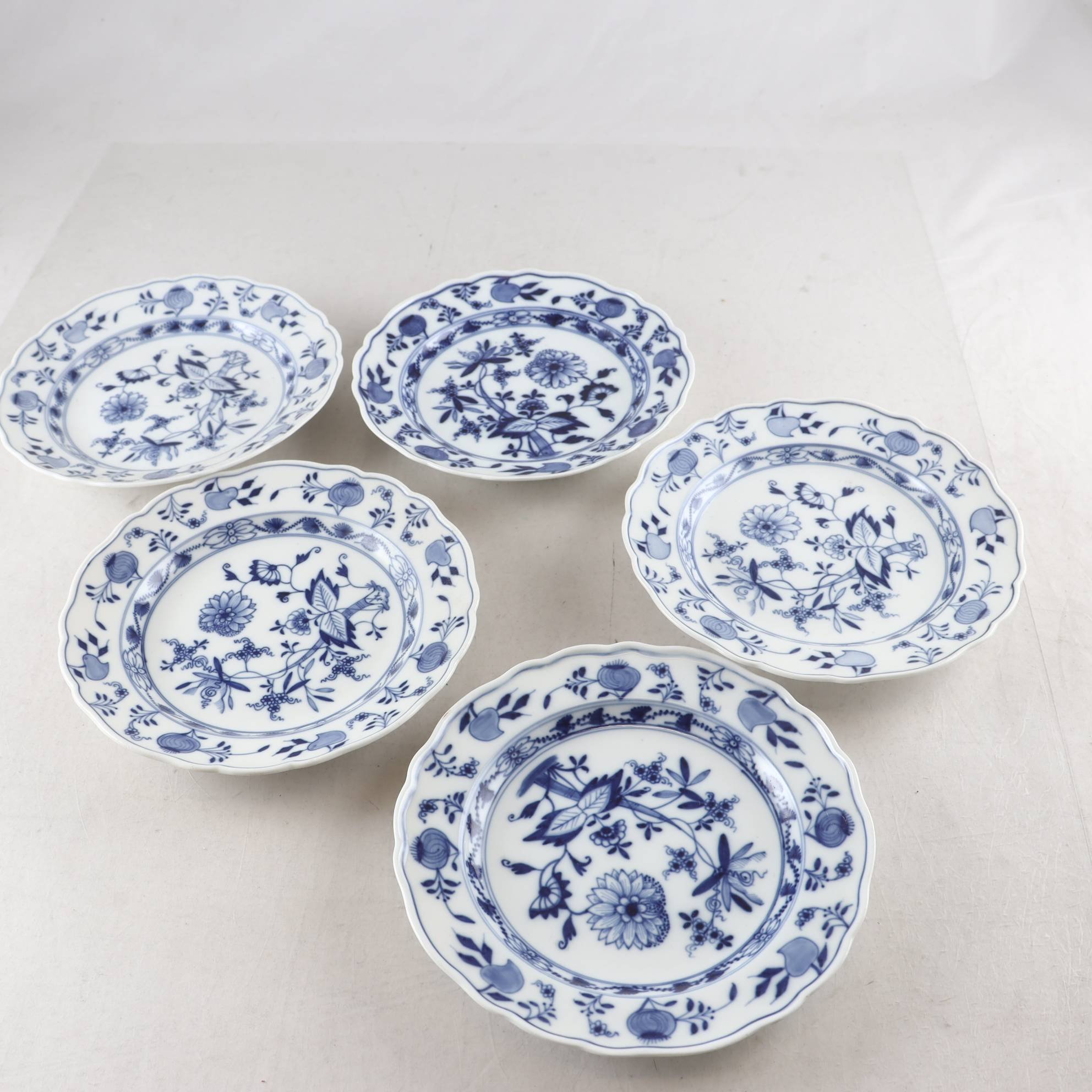 Tallrikar, porslin, ”Lökmönstret”, Meissen, 1900-tal. Samfraktas ej.