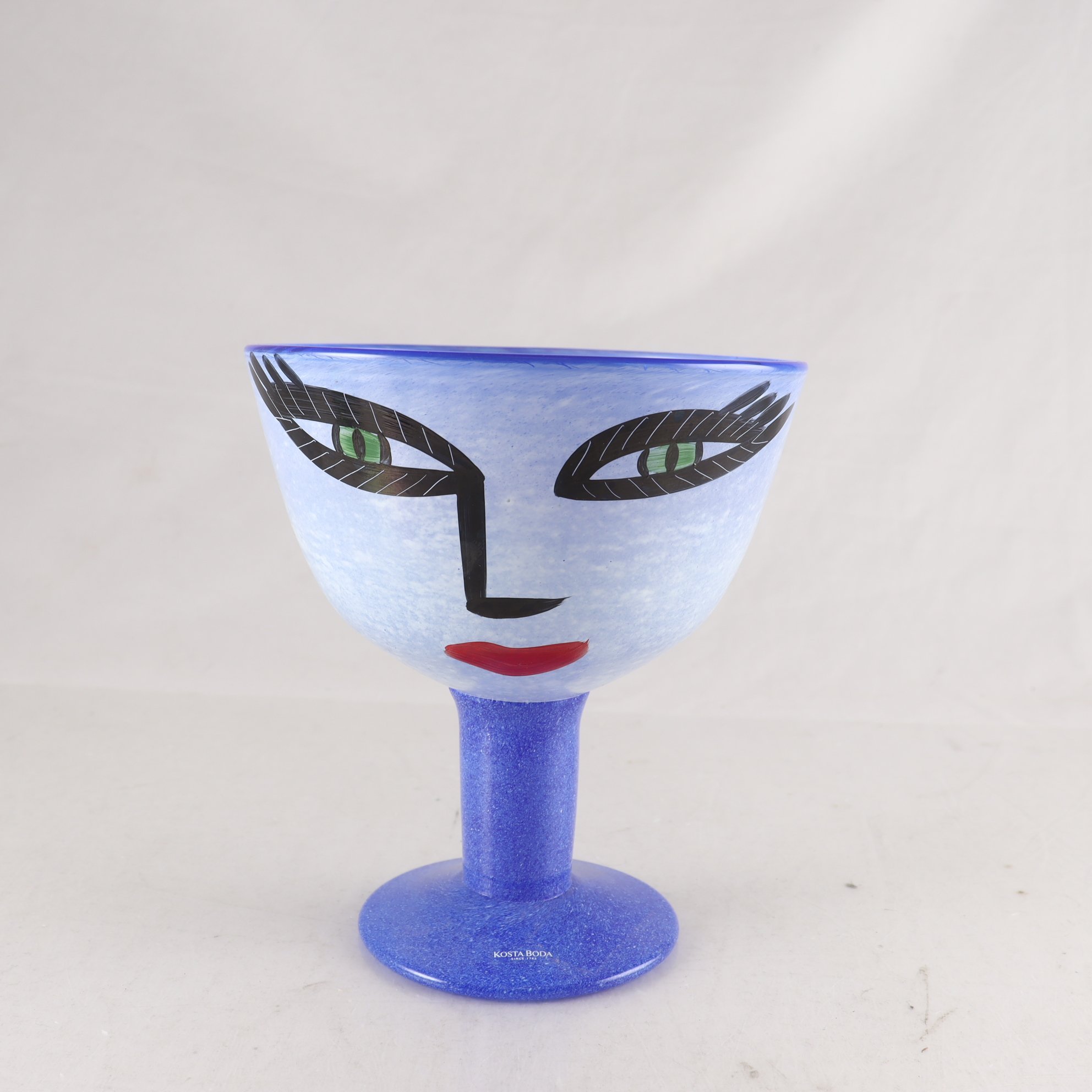 Skål på fot, glas, signerad, Ulrica Hydman-Vallien, Kosta Boda. Samfraktas ej.