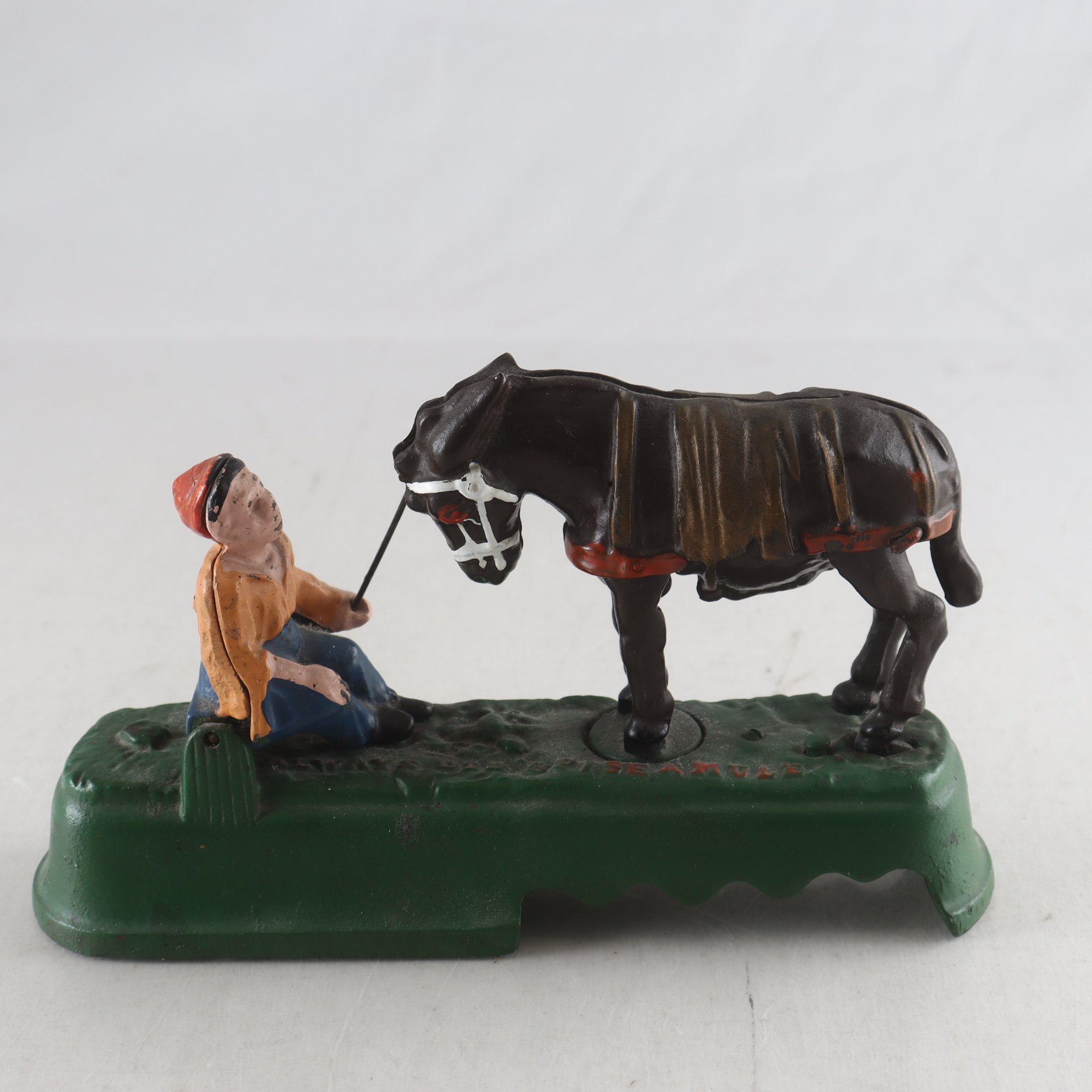 Mekanisk sparbössa, ”Always did ’spise a mule”, bemålat gjutjärn. Samfraktas ej