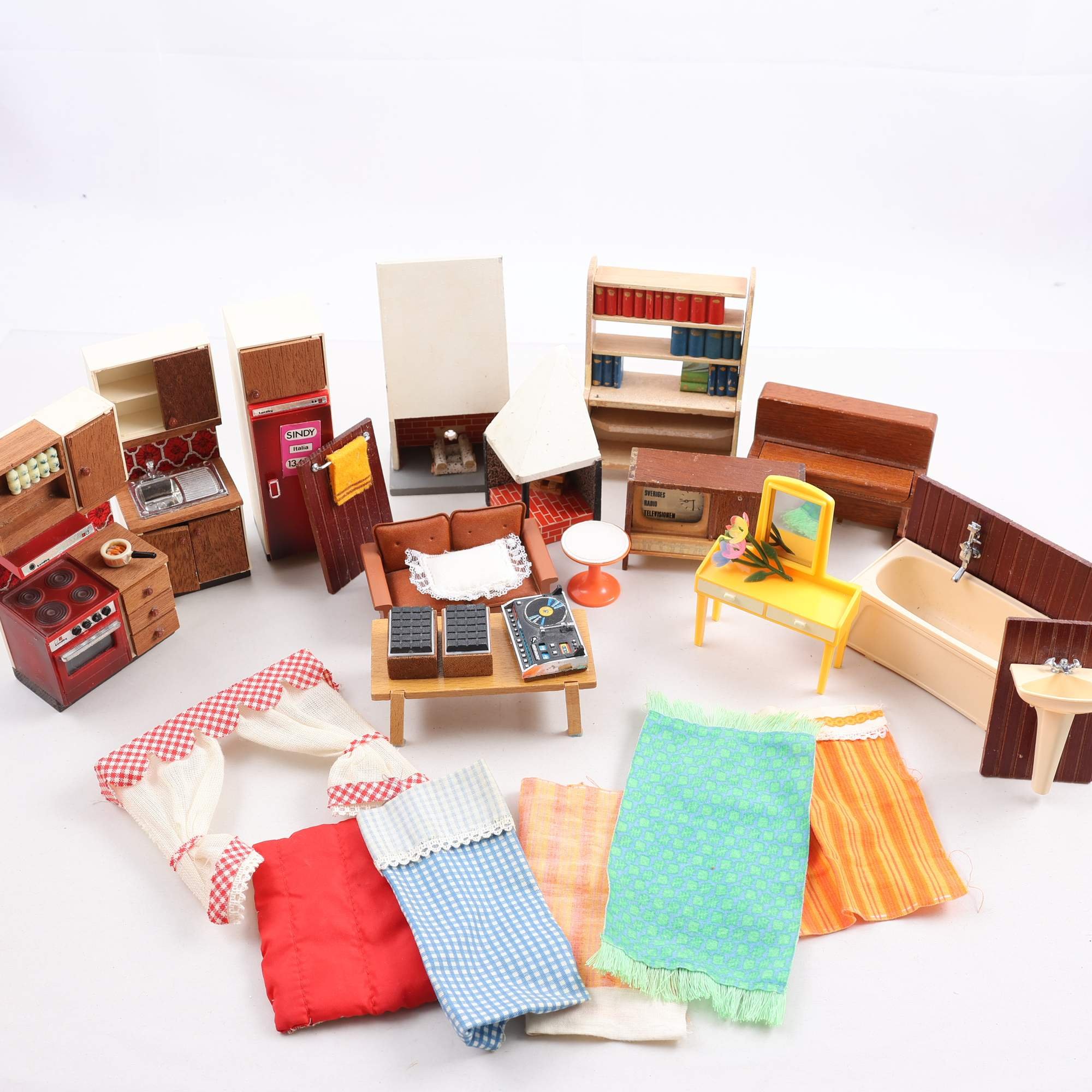 Dockskåpsmöbler, Lundby mfl, blandat. Endast avhämtning.