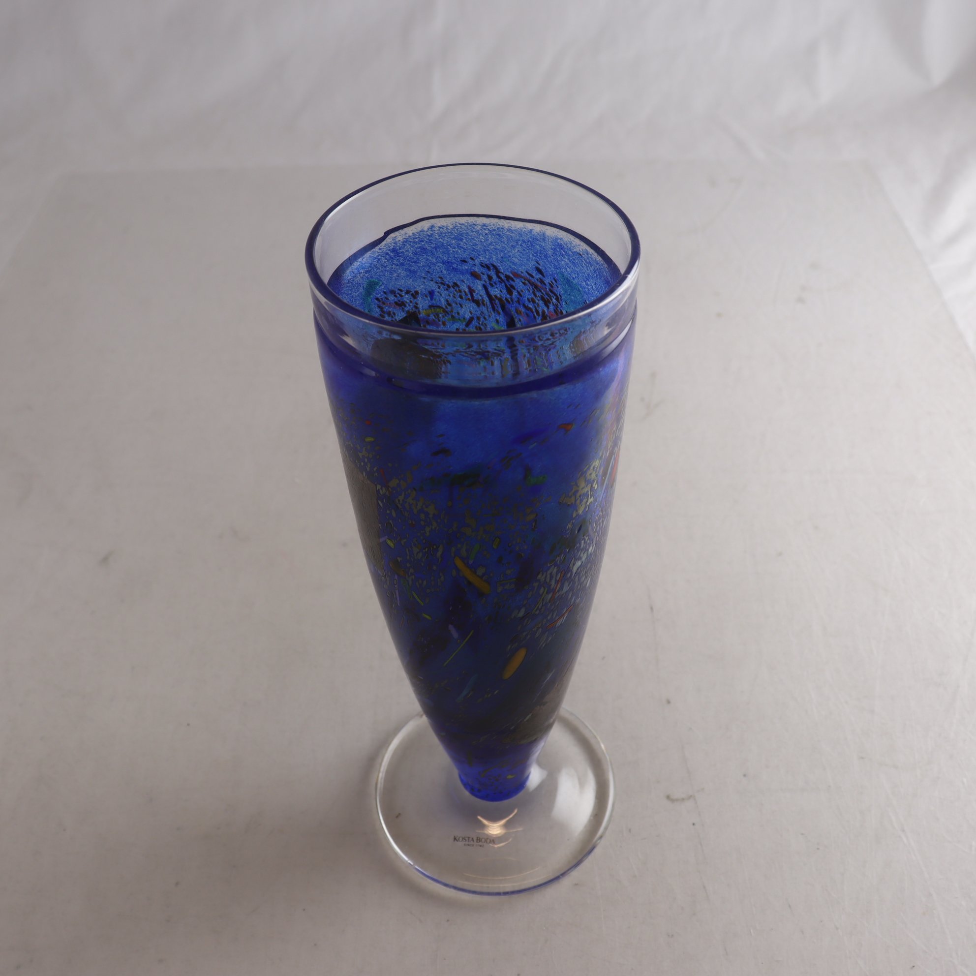 Vas, ”Satellite”, Bertil Vallien, Kosta Boda, signerad. Samfraktas ej.