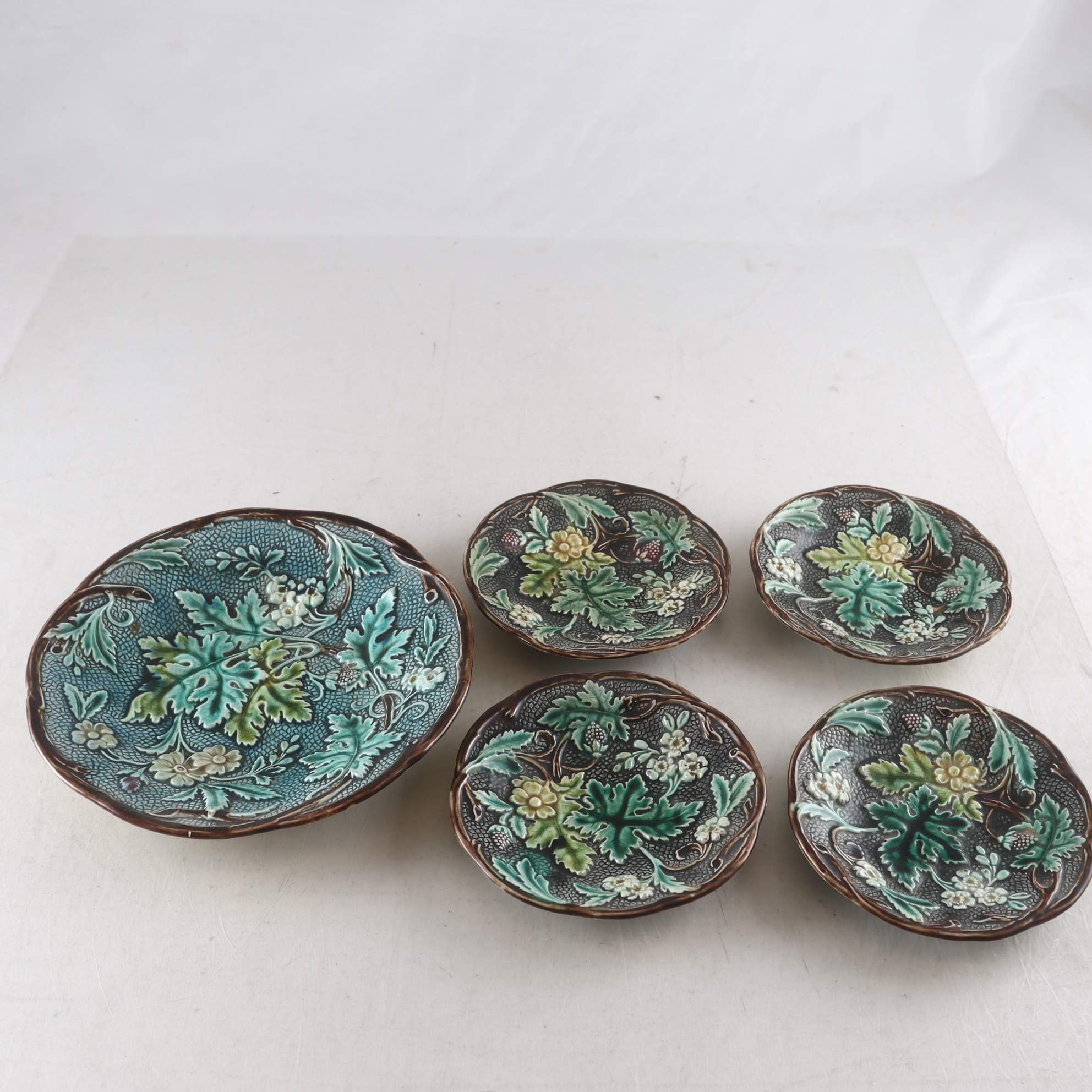 Fruktfat och assietter, majolika, Rörstrand, 1800-tal. Samfraktas ej.