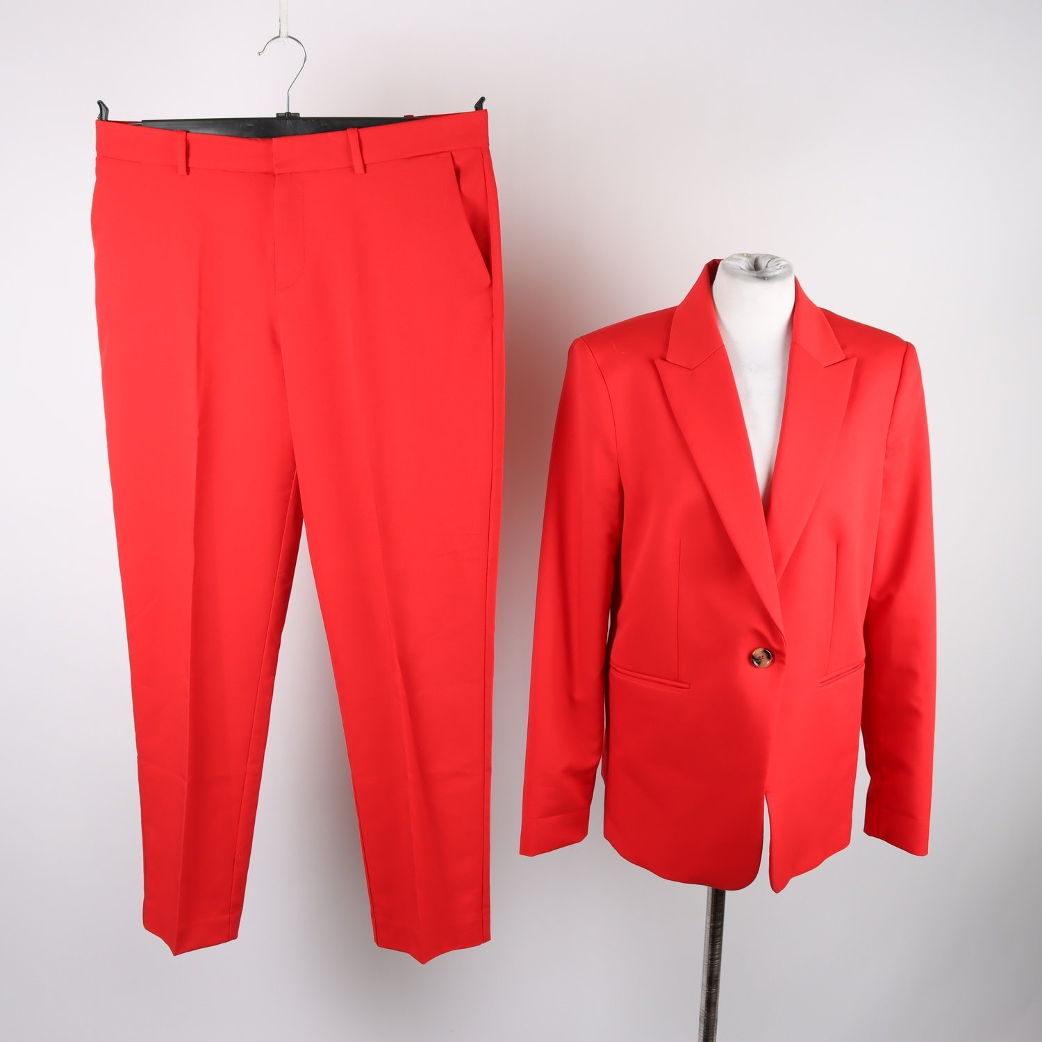 Kostym, Mango, röd, kavaj stl. 42, byxor stl. 40