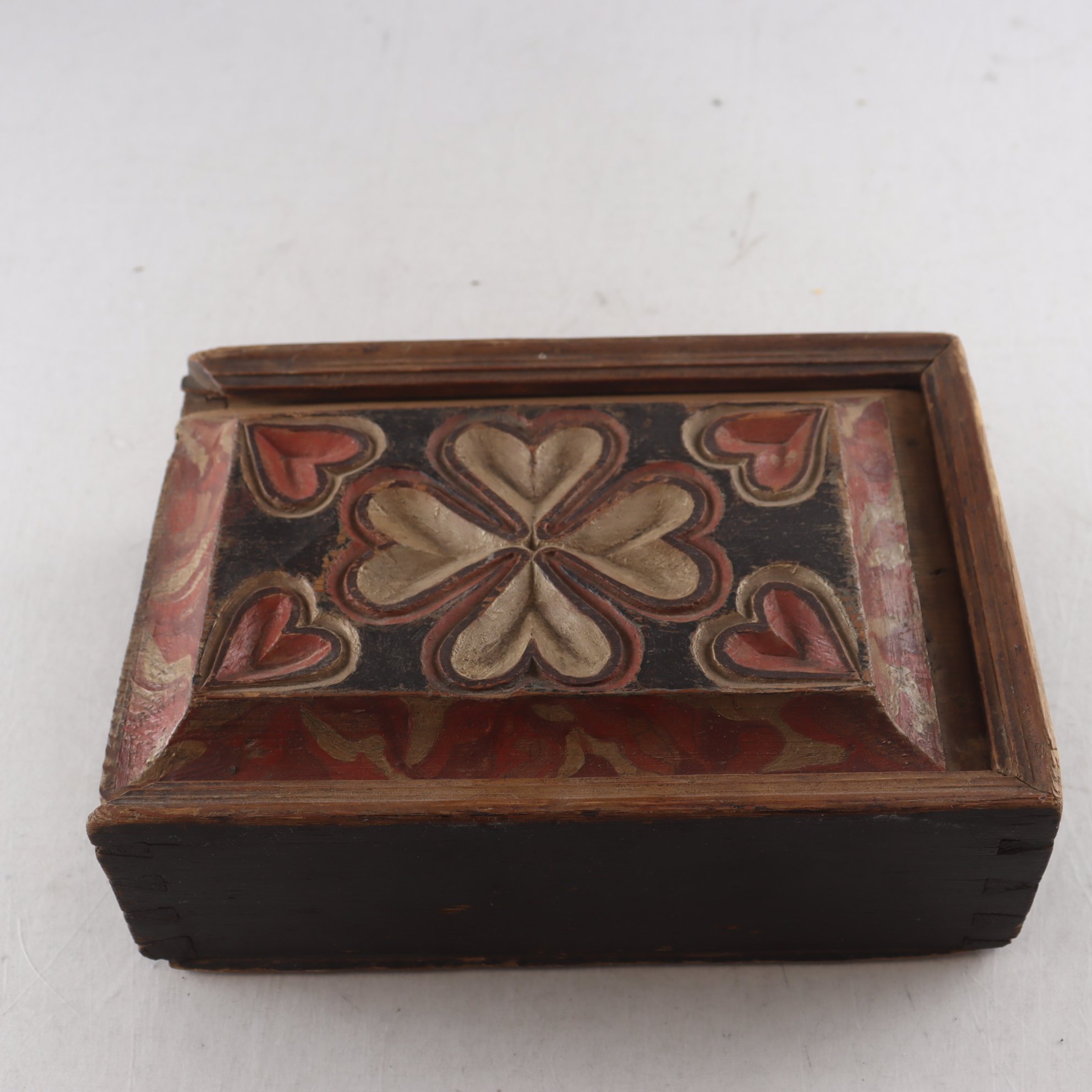 Allmogeskrin, snidat trä