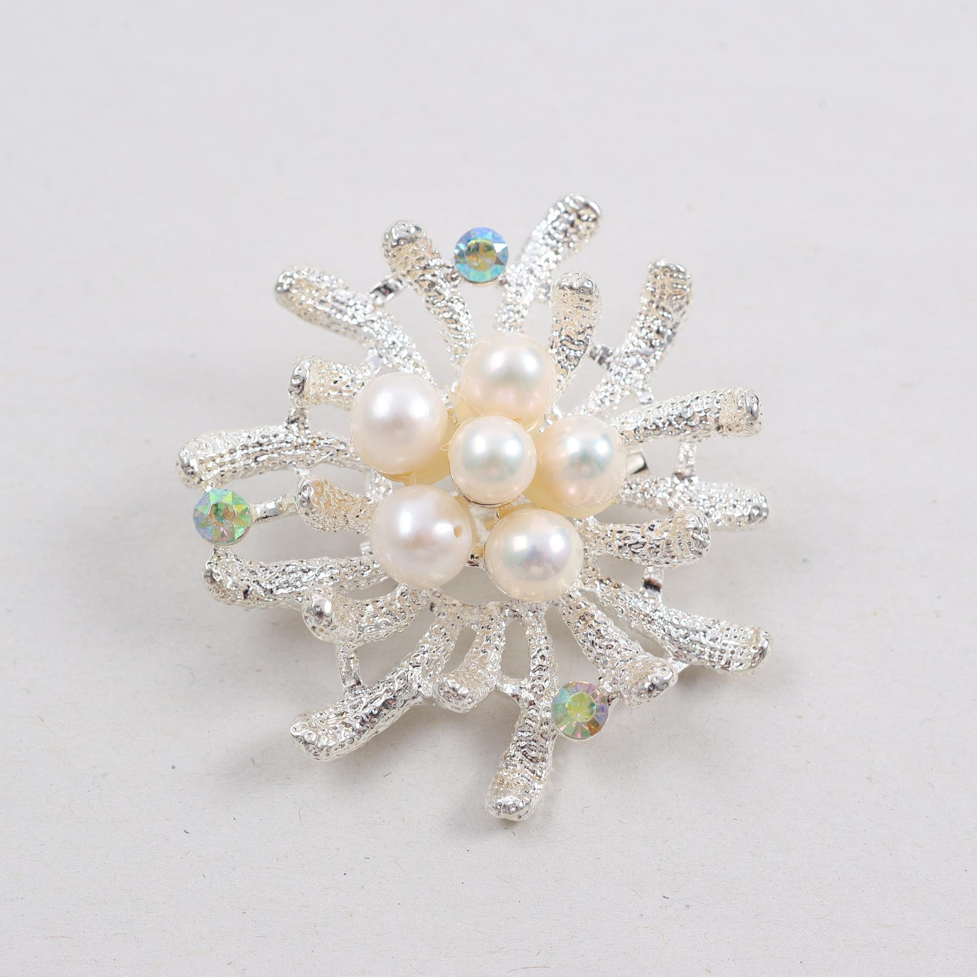 Brosch, metall, sten, pärlor