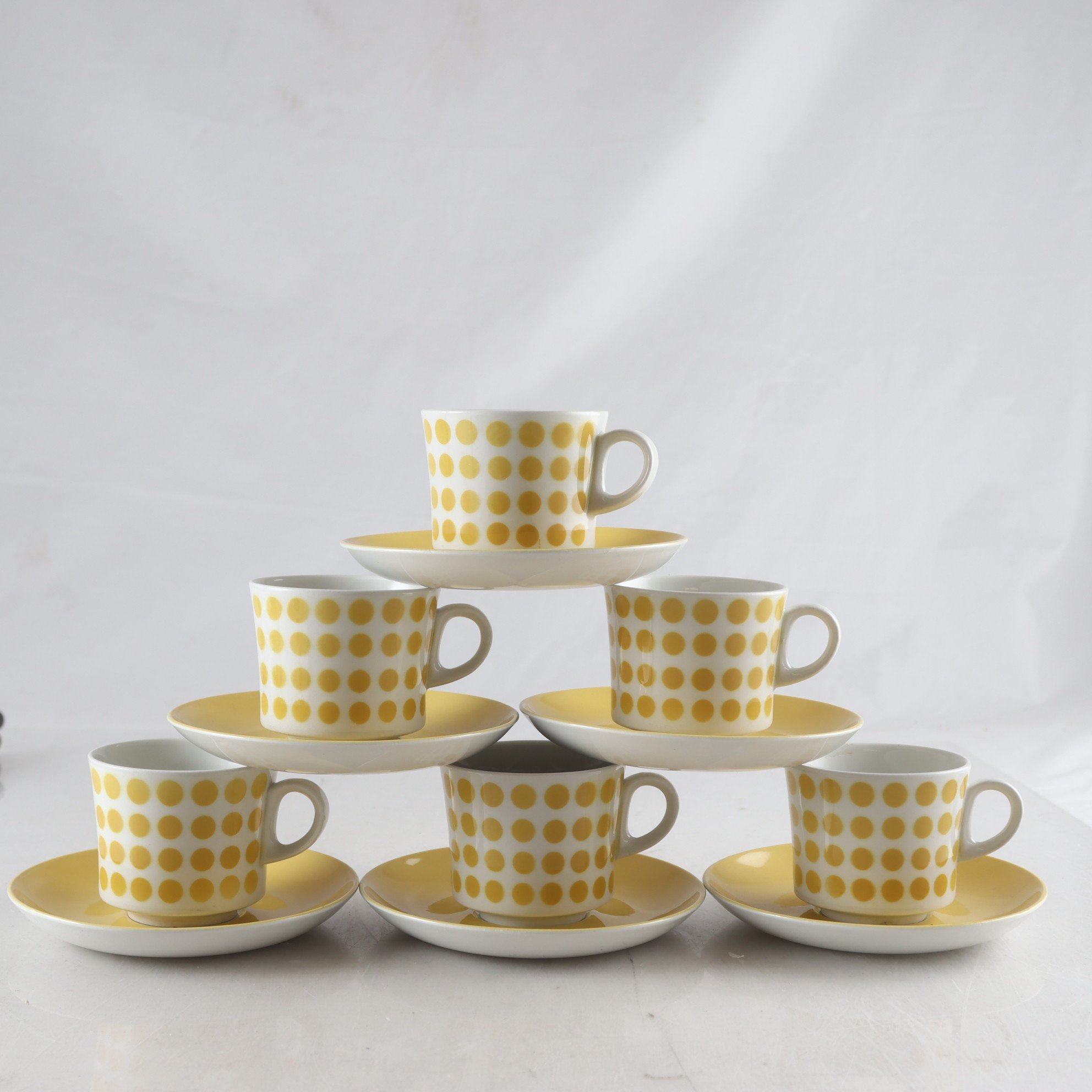 Kaffekoppar med fat, Göran Bäck, Arabia. Samfraktas ej.