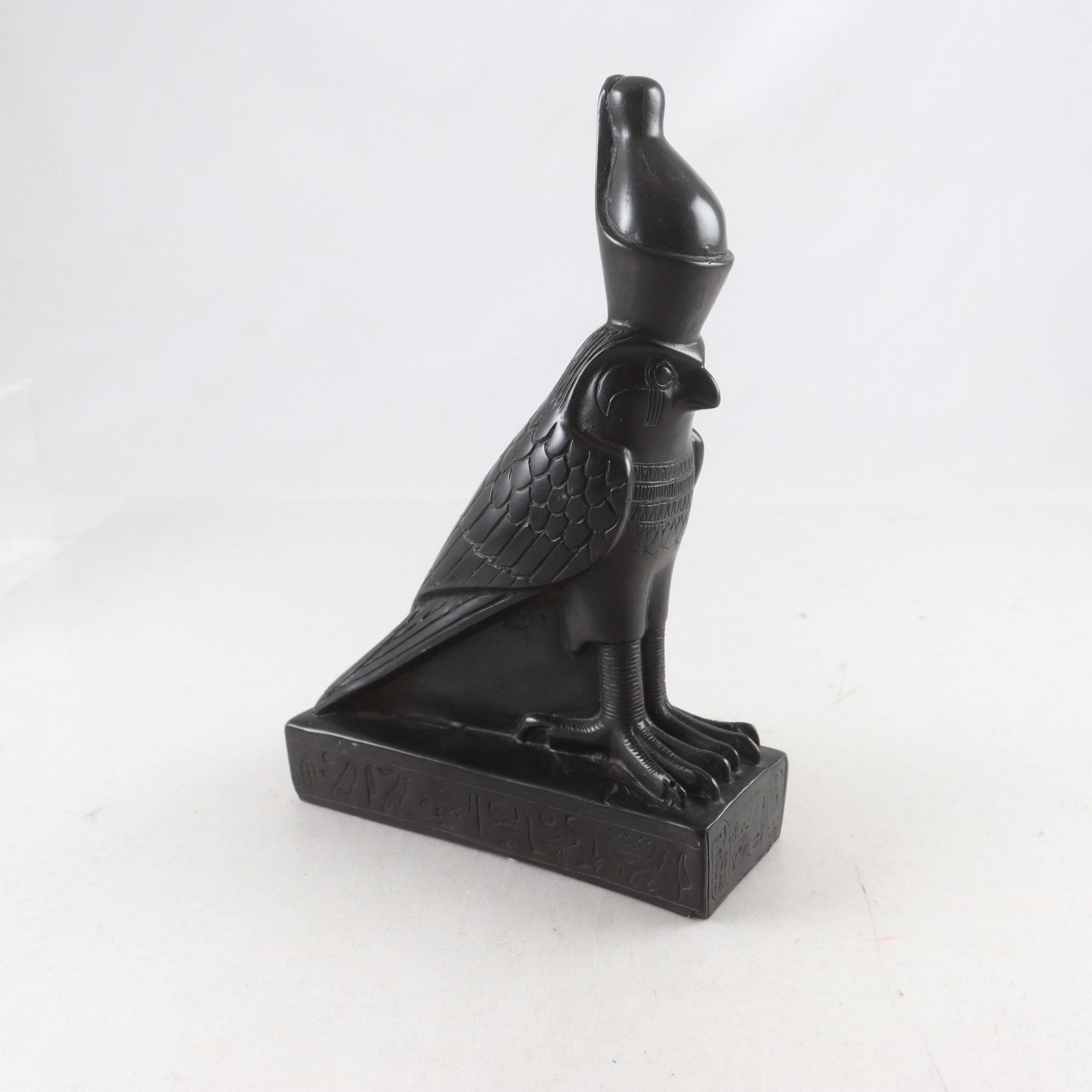 Skulptur, Bokstöd, ”Horus”, Egypten, sten. Samfraktas ej
