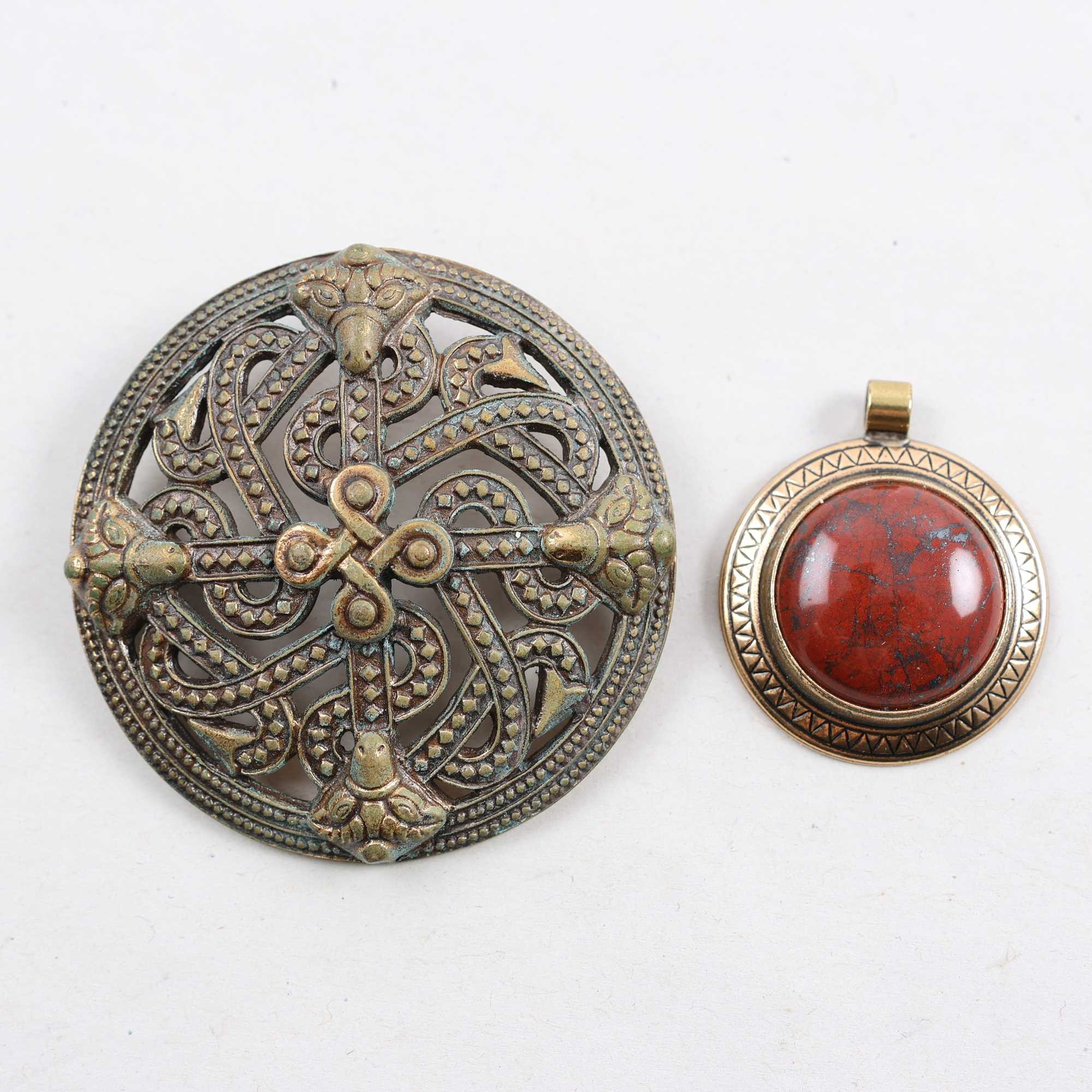 Brosch & hänge med sten, Kalevala, brons