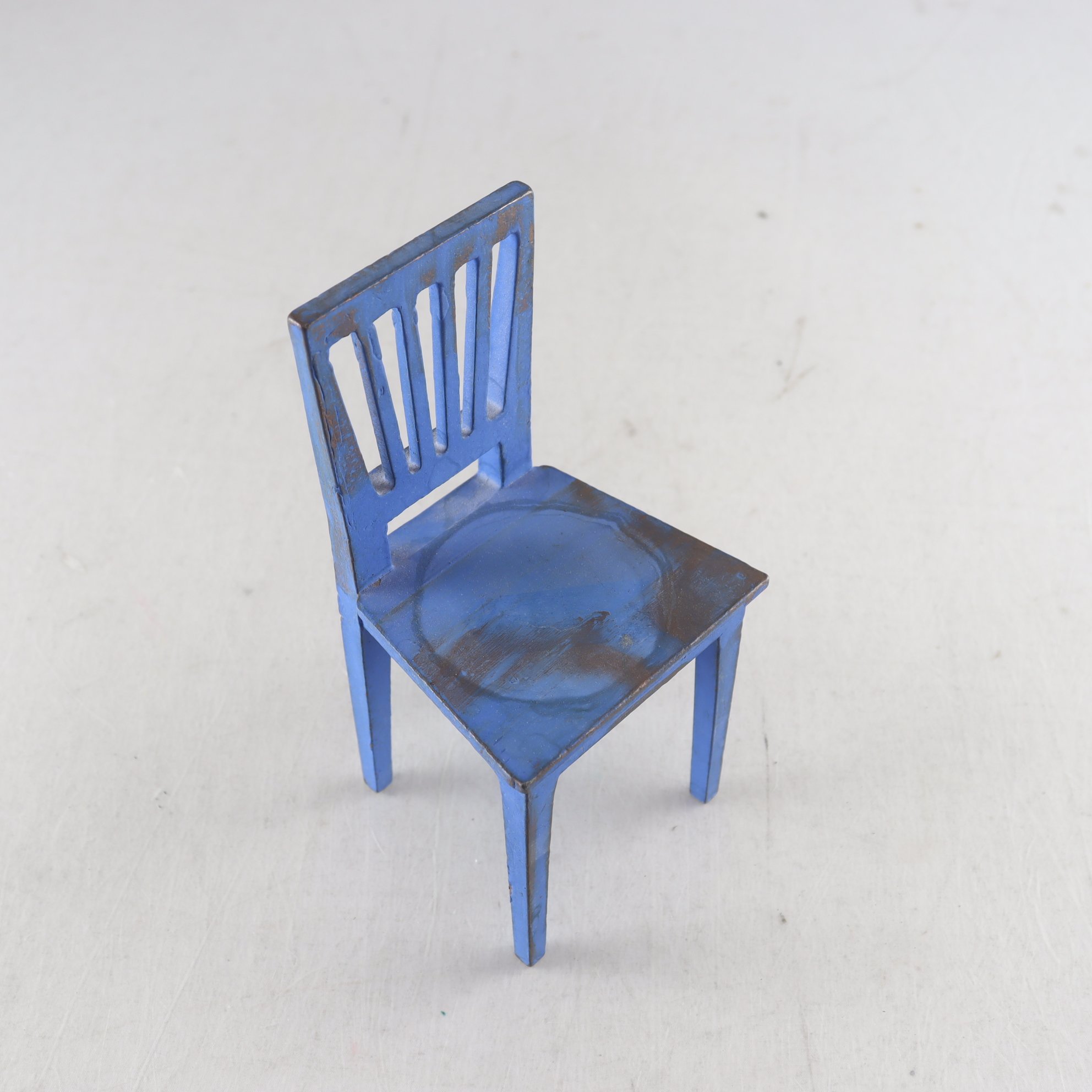 Bokstöd, miniatyrstol, blåmålad metall, Hans Edblad, Fafner