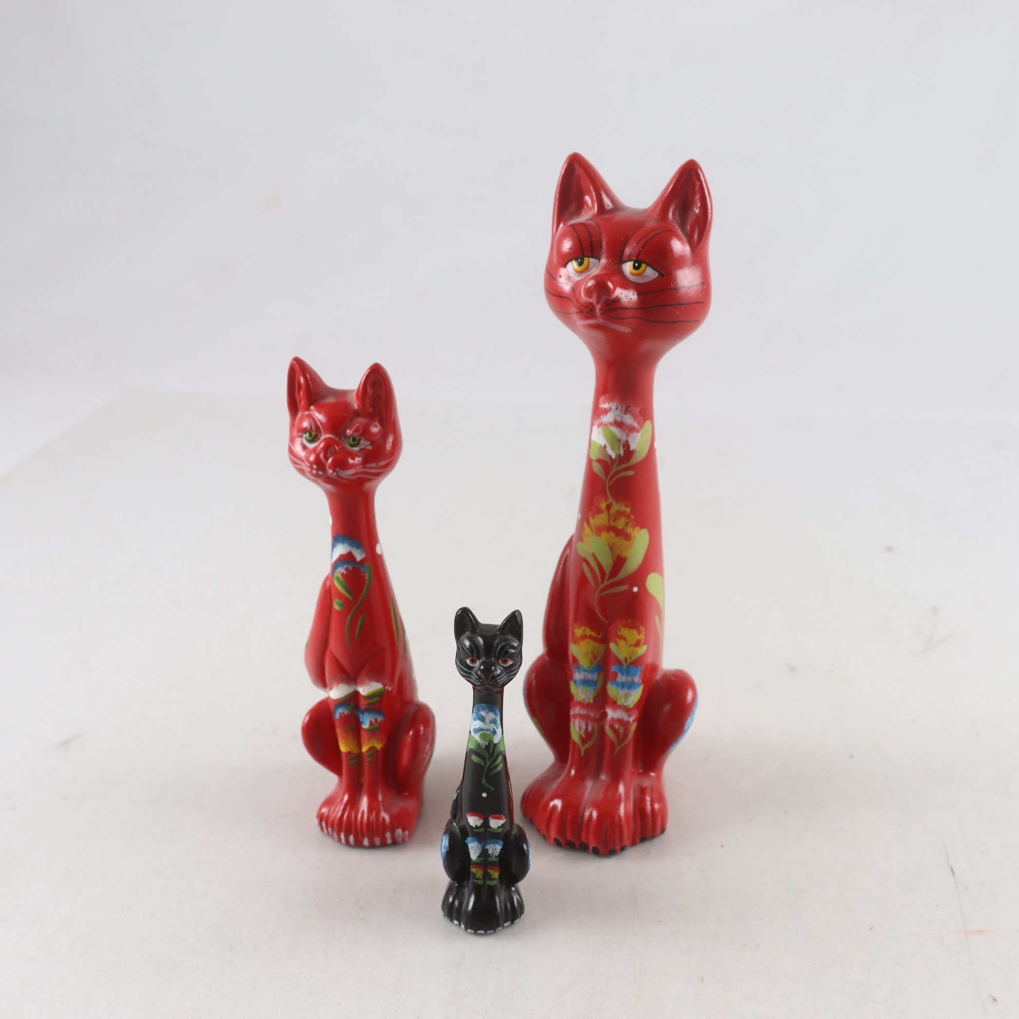 Figuriner, ”Katter”, Folkart, målad keramik, 3 st.