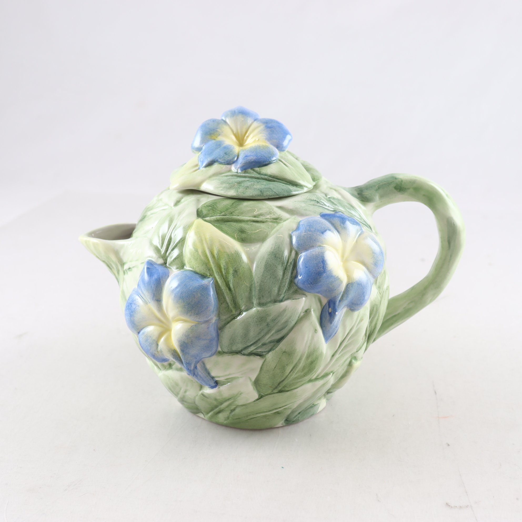 Kanna med lock, ”Blommig” flintgods. Samfraktas ej