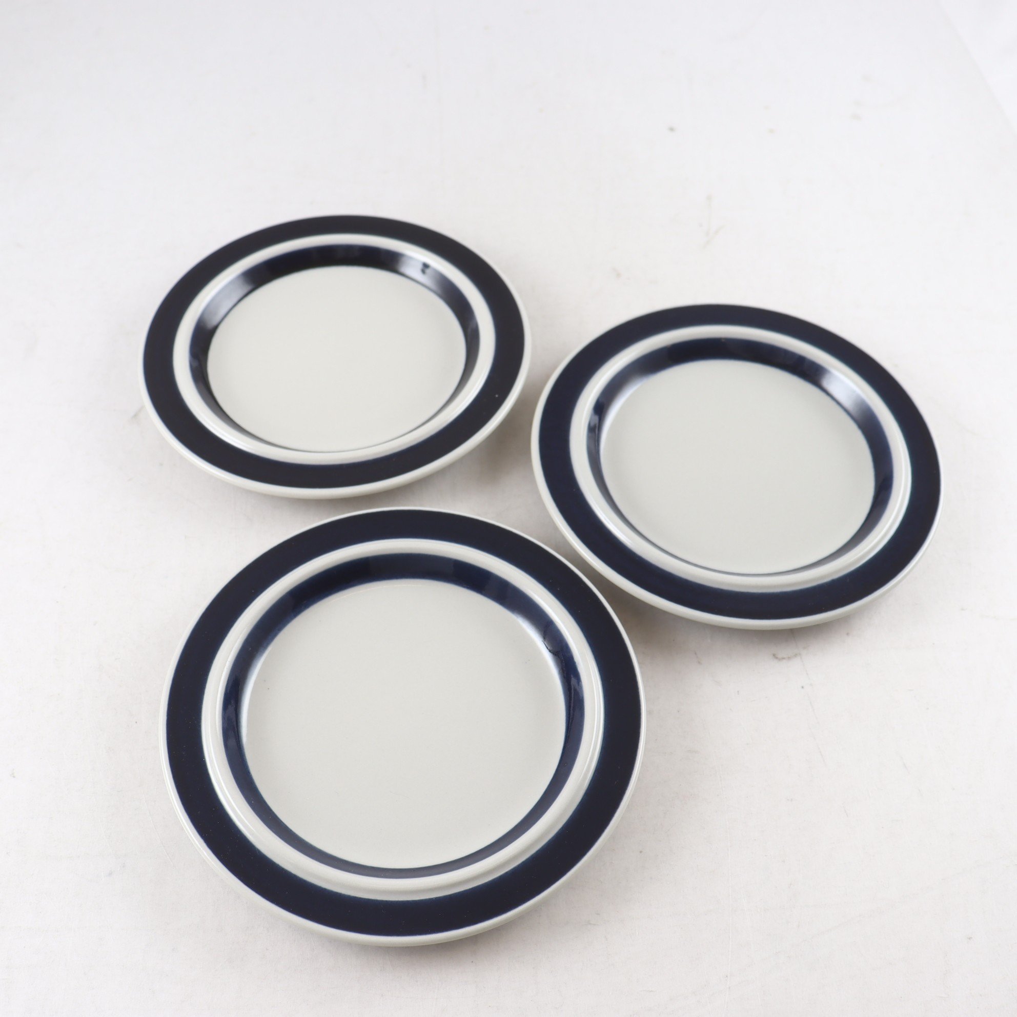 Assietter, Arabia, ”Anemone”, Ulla Procopé, 3 st. Samfraktas ej