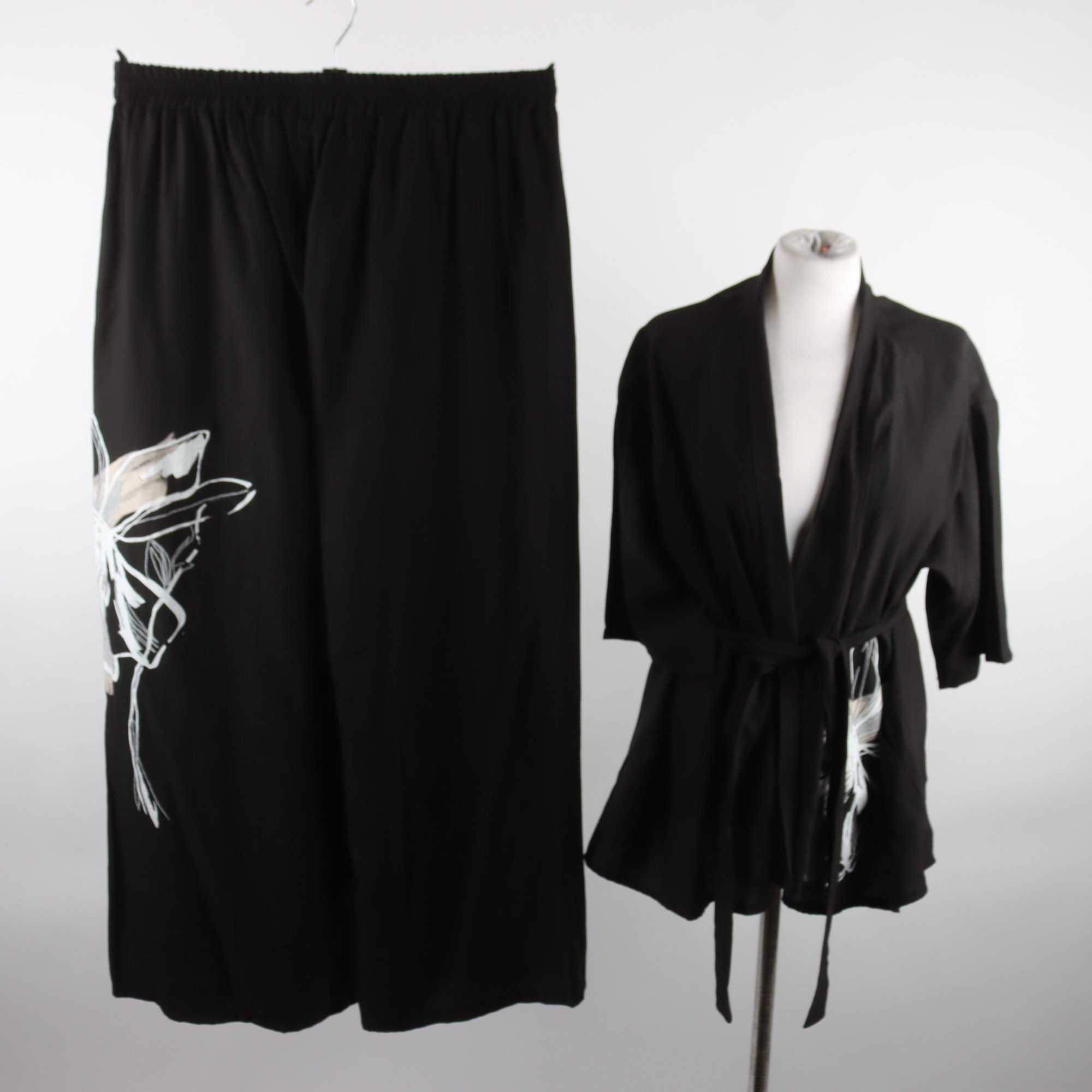 Byxor och blus, Acqua & Limone, svart, stl. ca. XL.