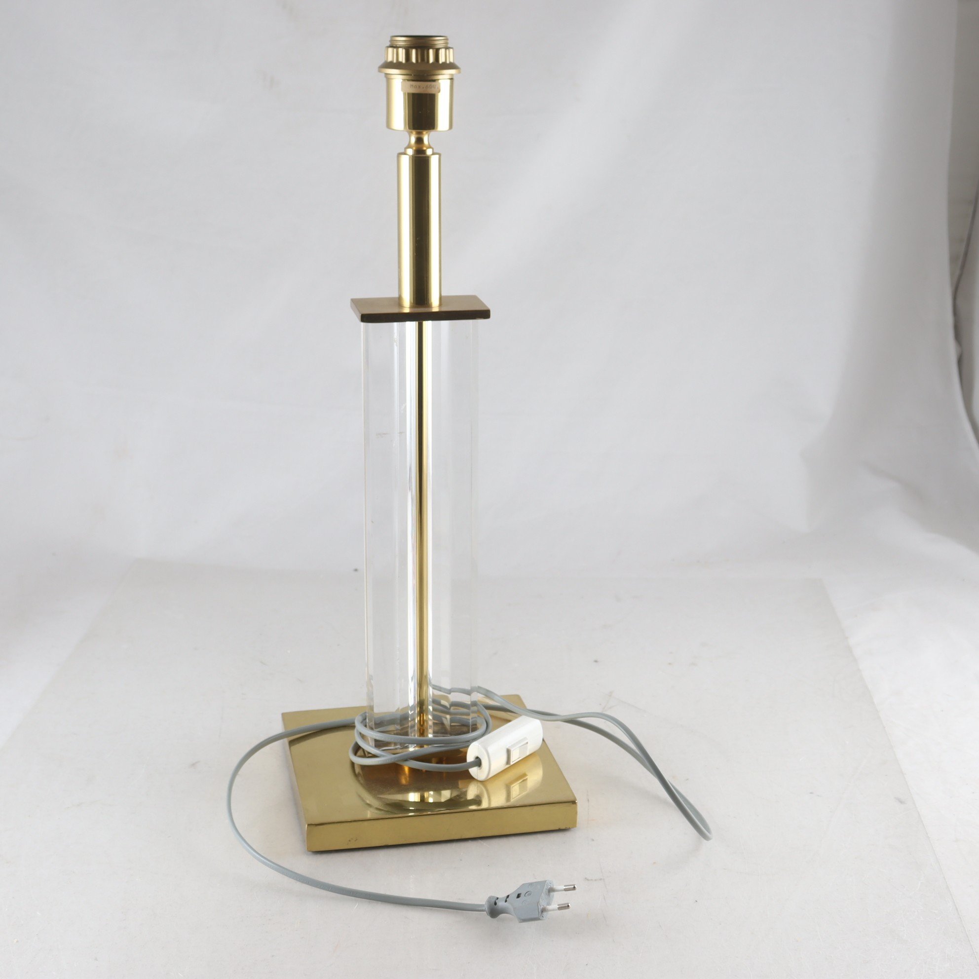 Bordslampa, mässing, akryl. Endast avhämtning.