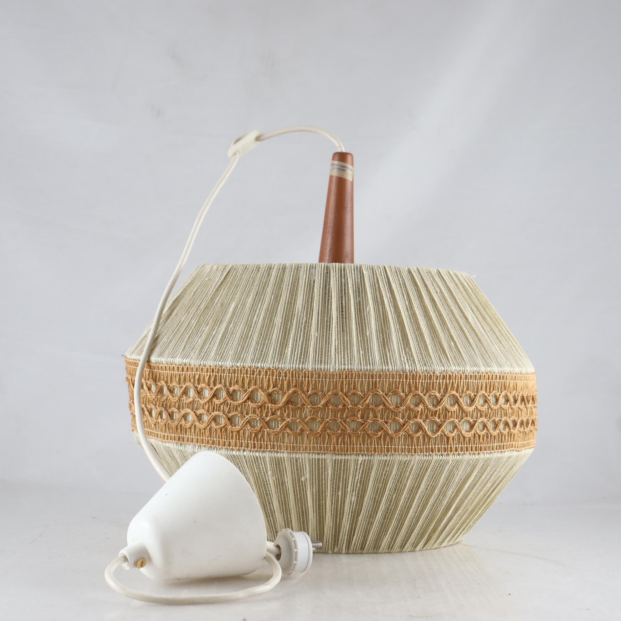 Taklampa, 1950-60-tal, lin, trä. Samfraktas ej.