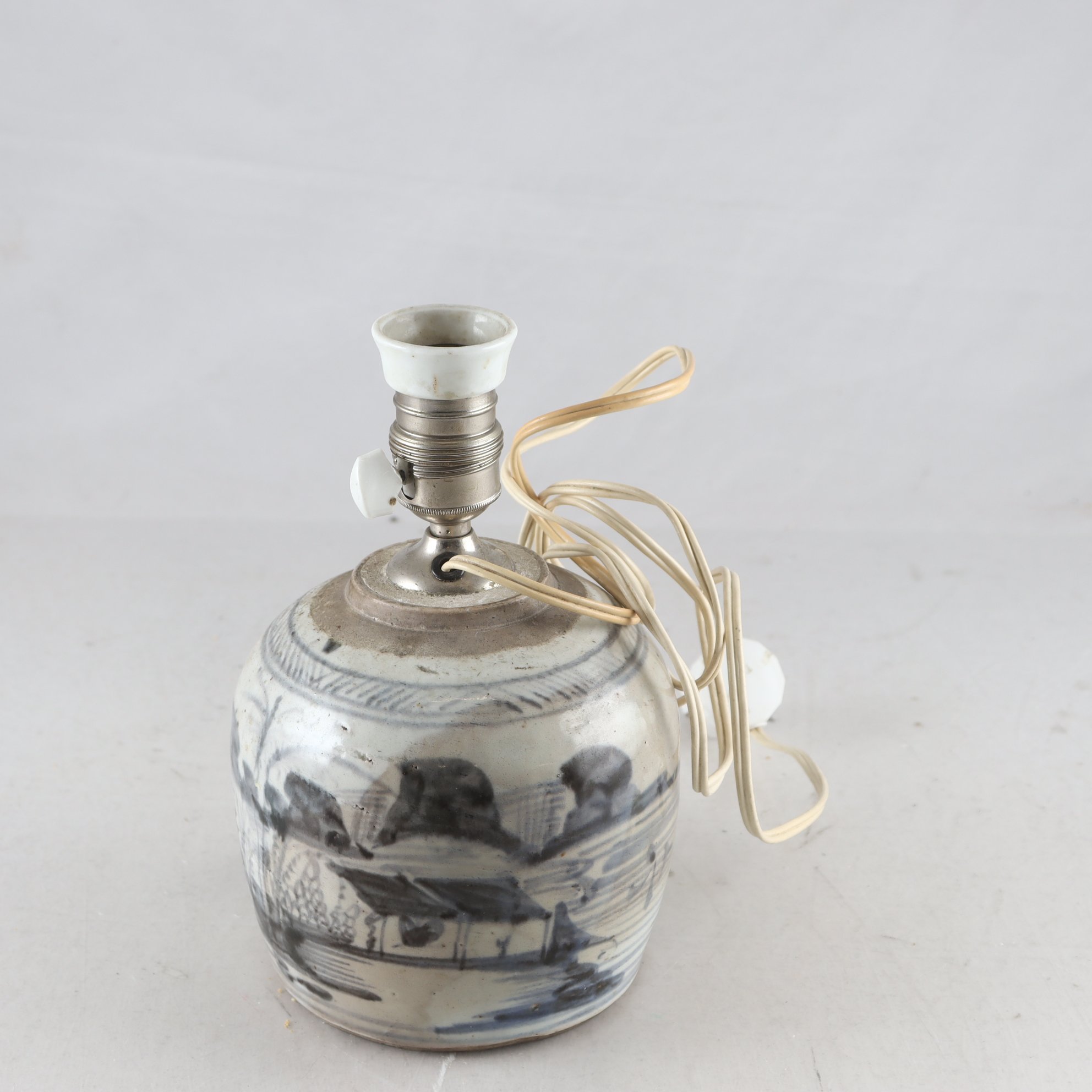 Bordslampa, Kina, keramik. Samfraktras ej.