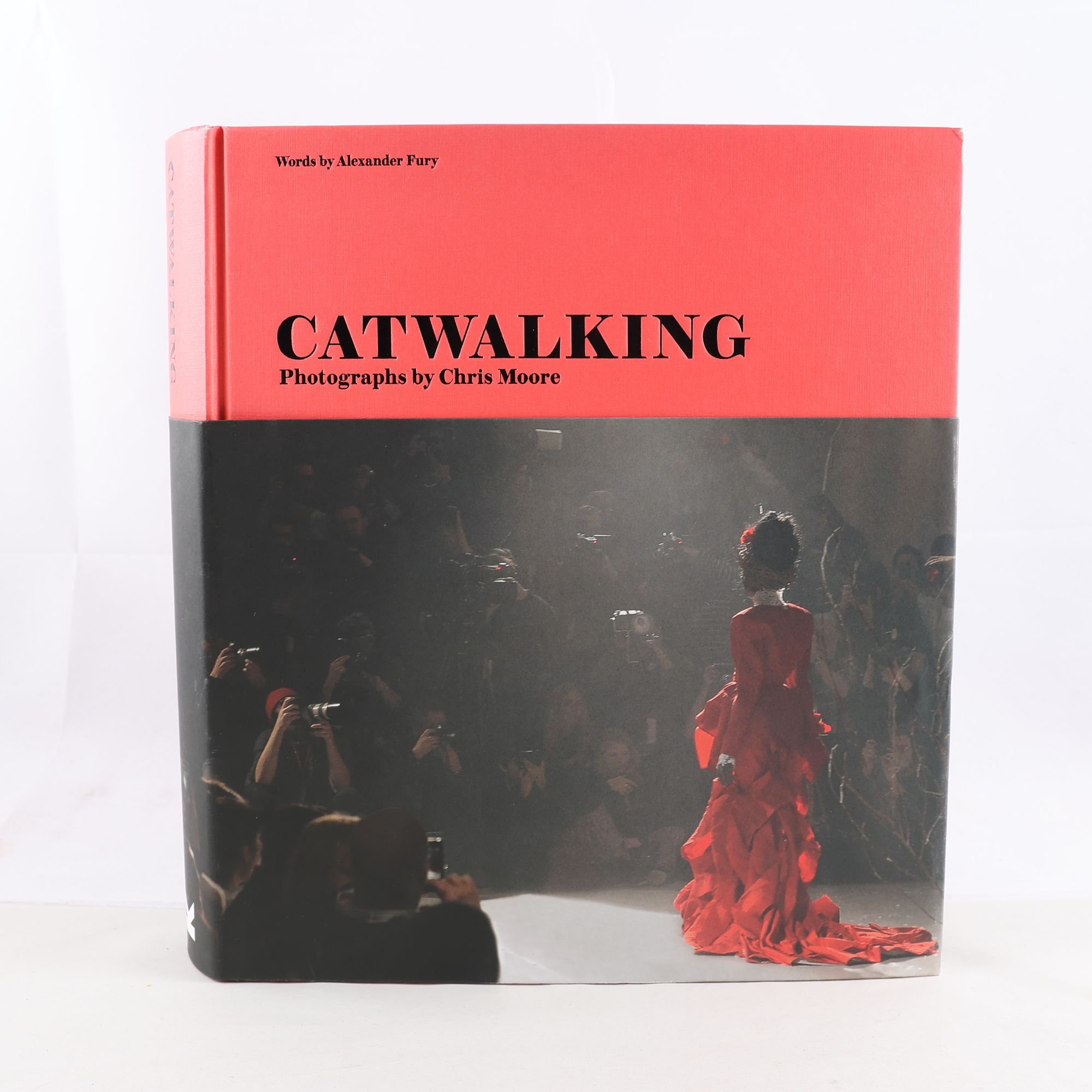 Bok, Coffee table book, ”Catwalking”, Alexander Fury. Samfraktas ej.