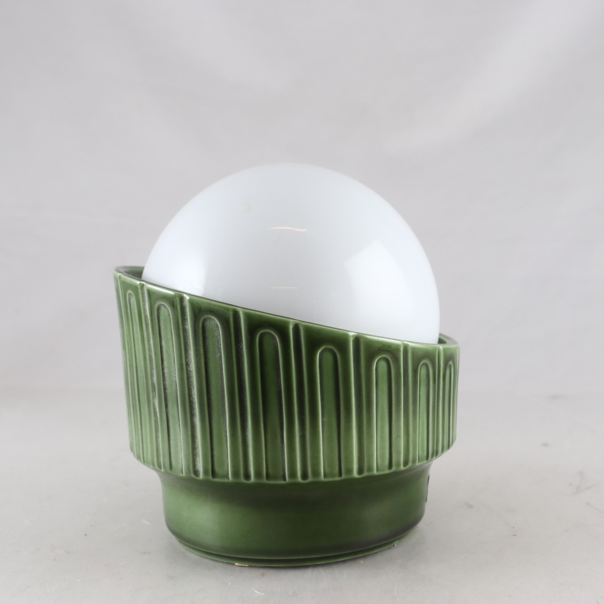 Vägglampa, keramik, glas. 1970-tal. Samfraktas ej.