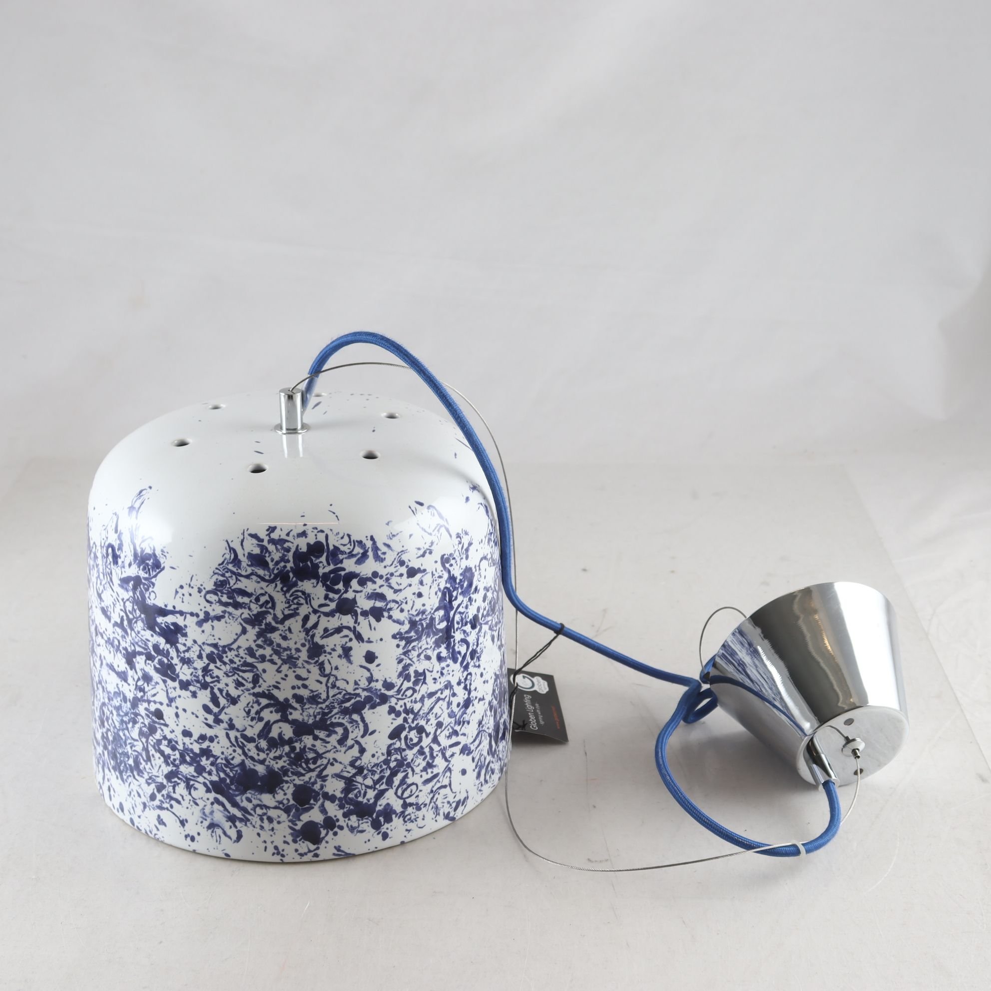 Taklampa, porslin, Globen lighting. Samfraktas ej.