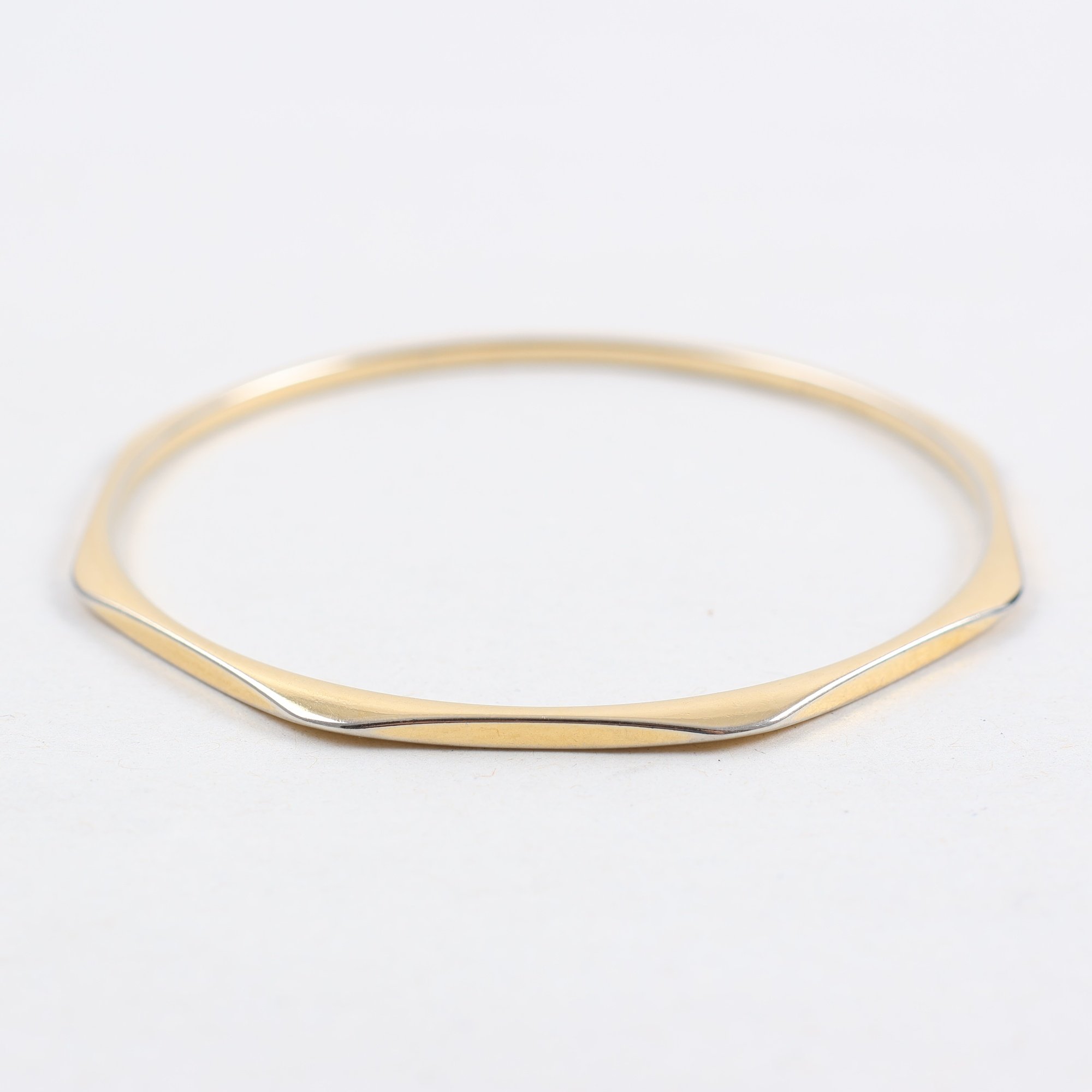 Armring, Monet M, gulmetall.