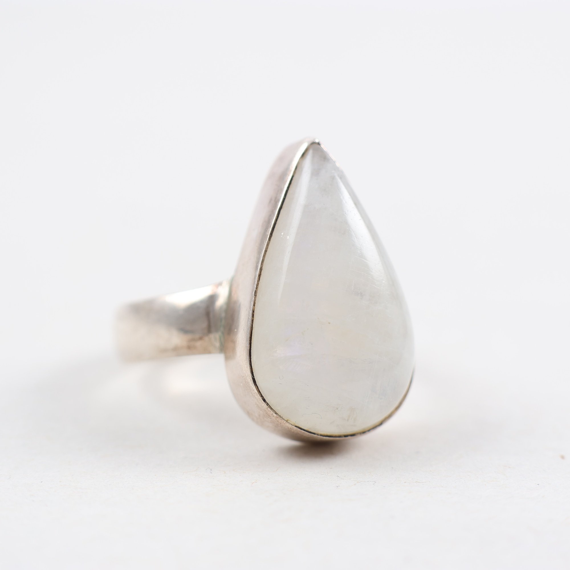 Ring, silver 925, droppformad regnbågs månsten.