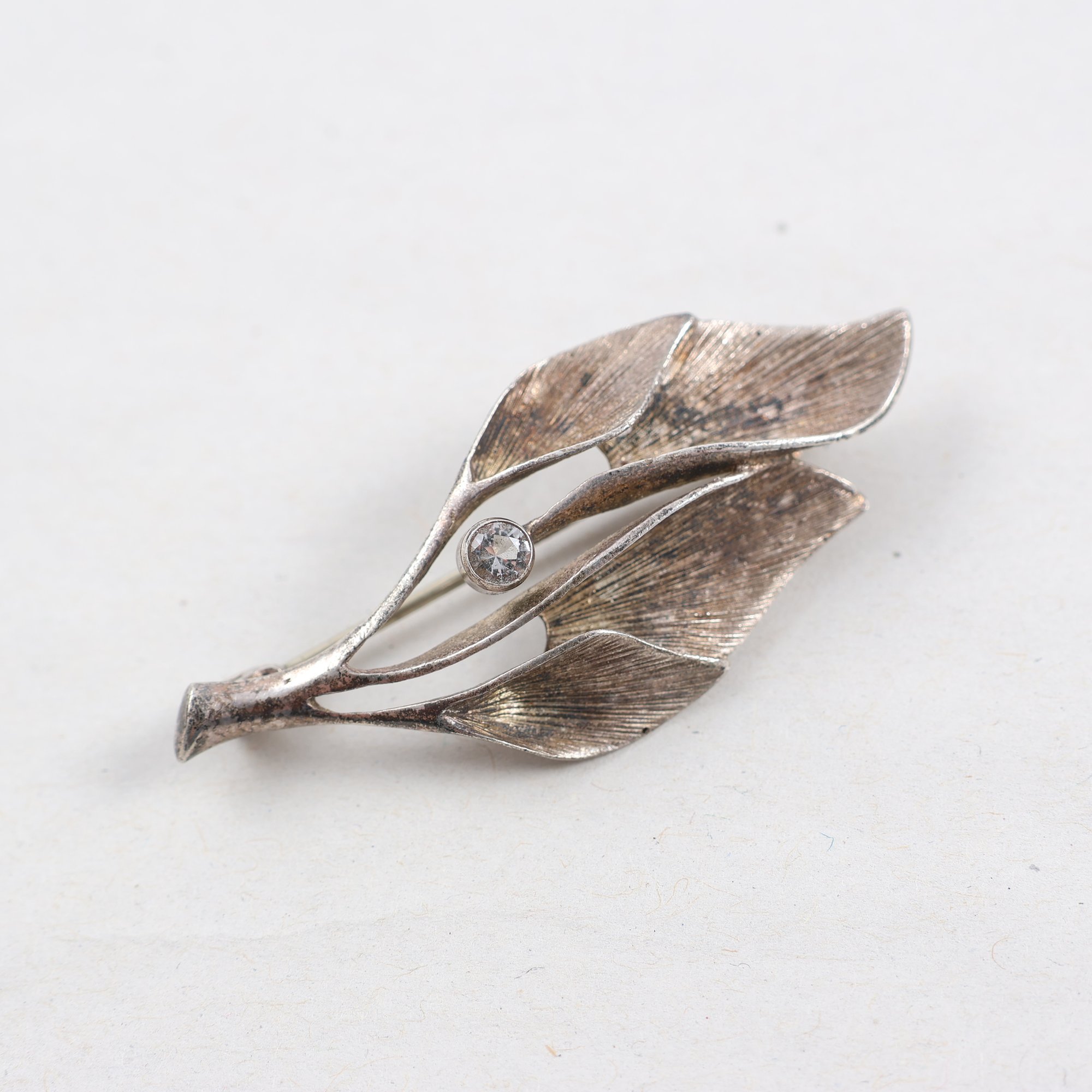 Brosch, Blad, silver 925,1936, slipad sten.