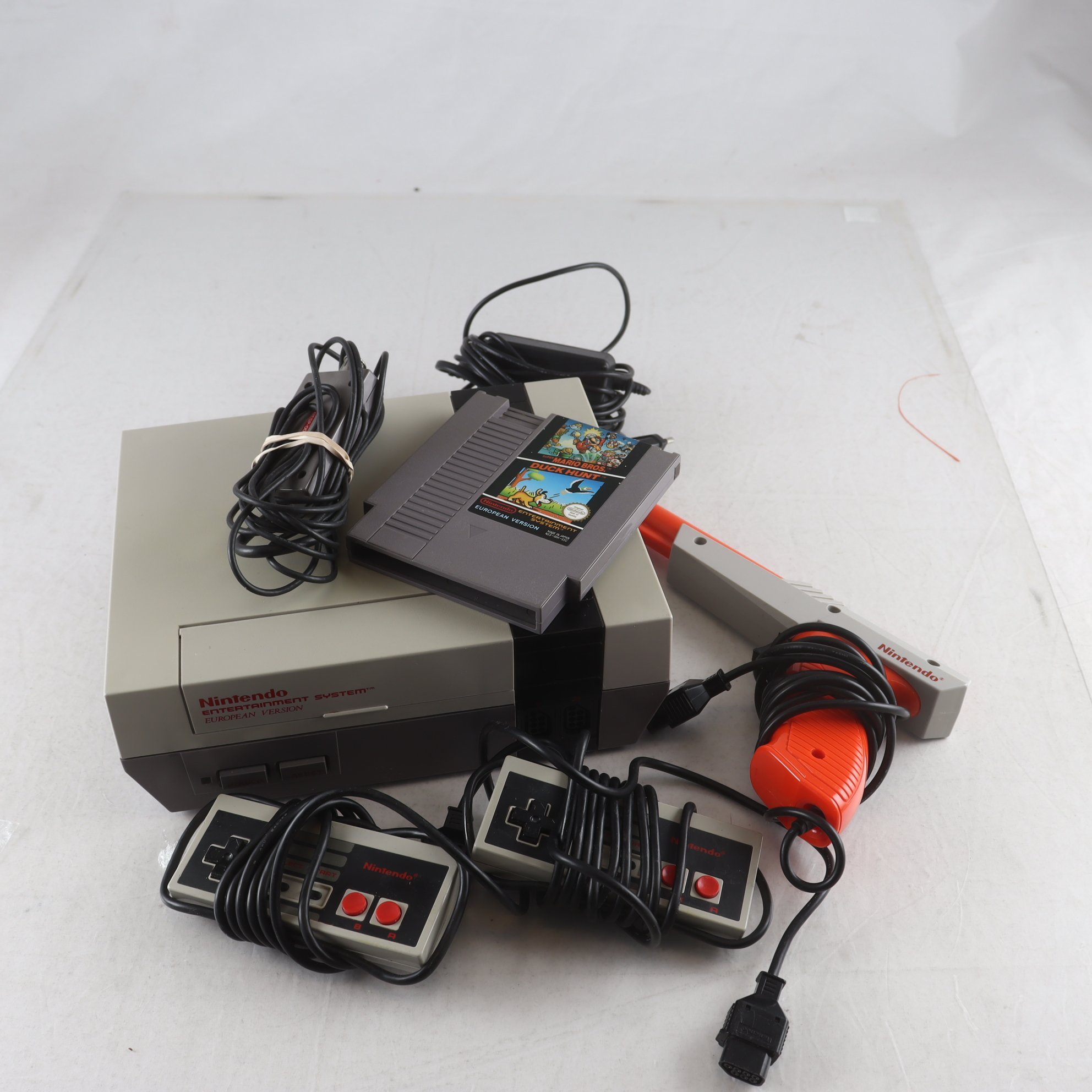 Nintendo NES + Spel ”Duck Hunt”, samt pistol. Samfraktas ej.