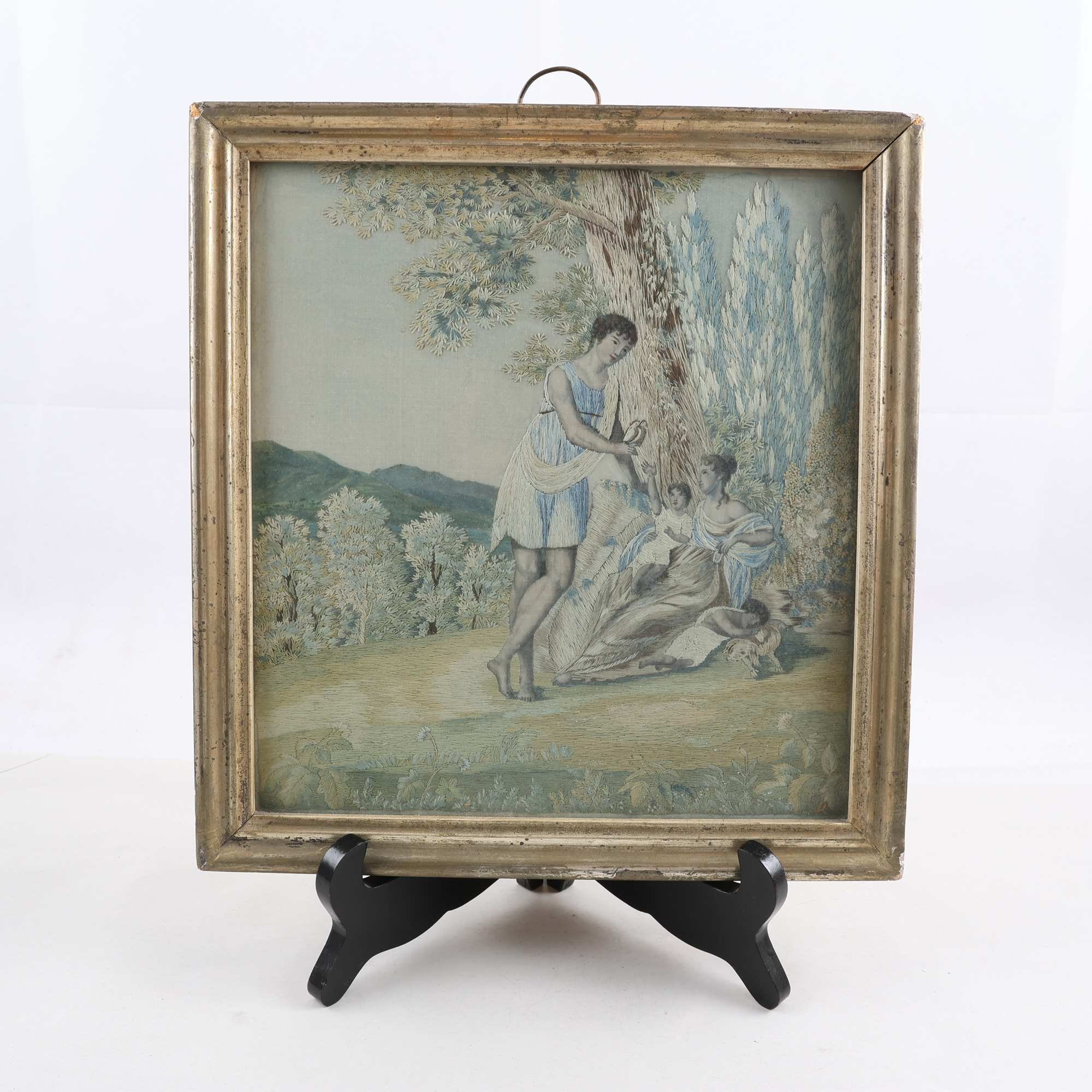 Sidenbroderi, empire-stil, 1900-tal. Samfraktas ej.