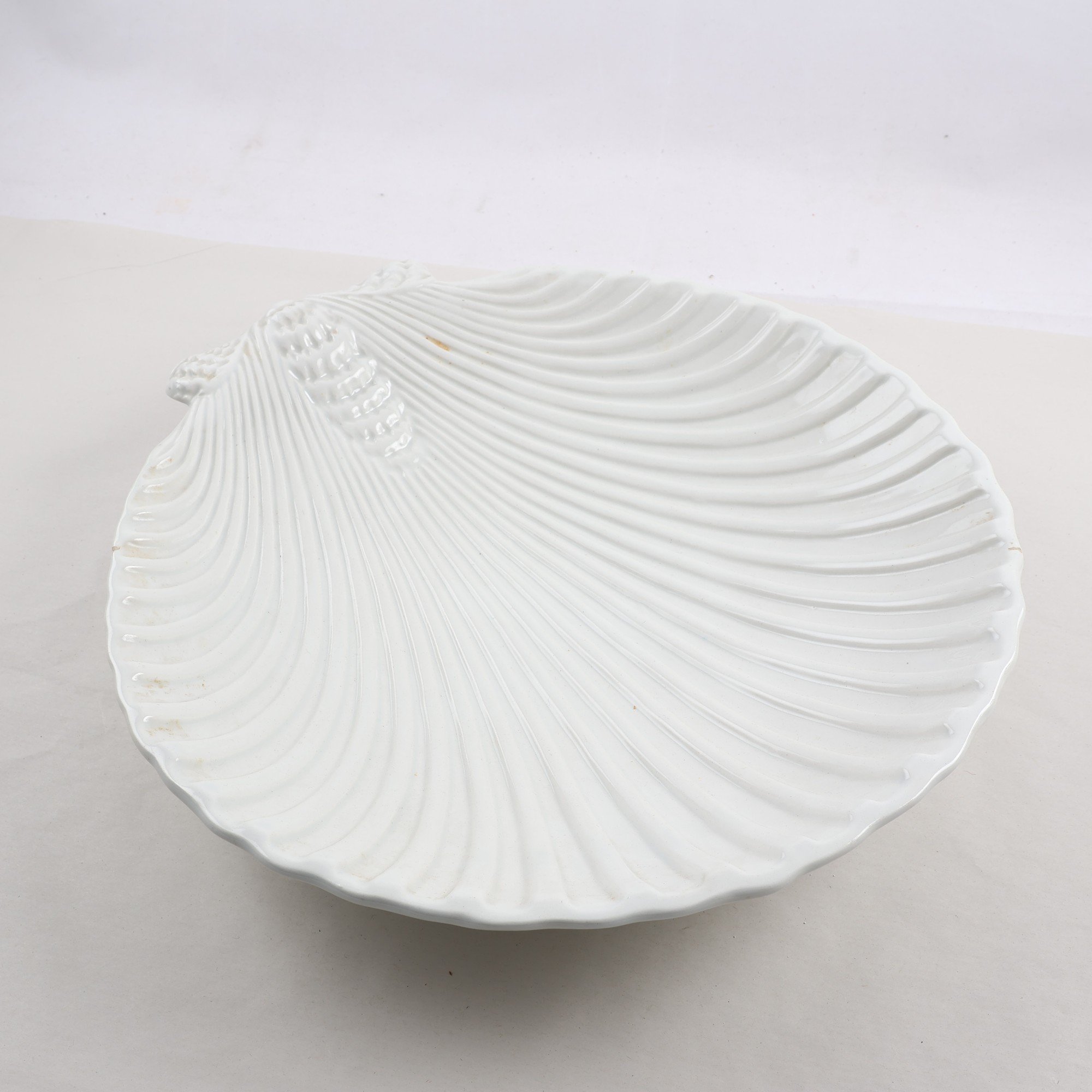 Skålfat, porslin, stäckformad, majolika, Italien. Endast avhämtning.