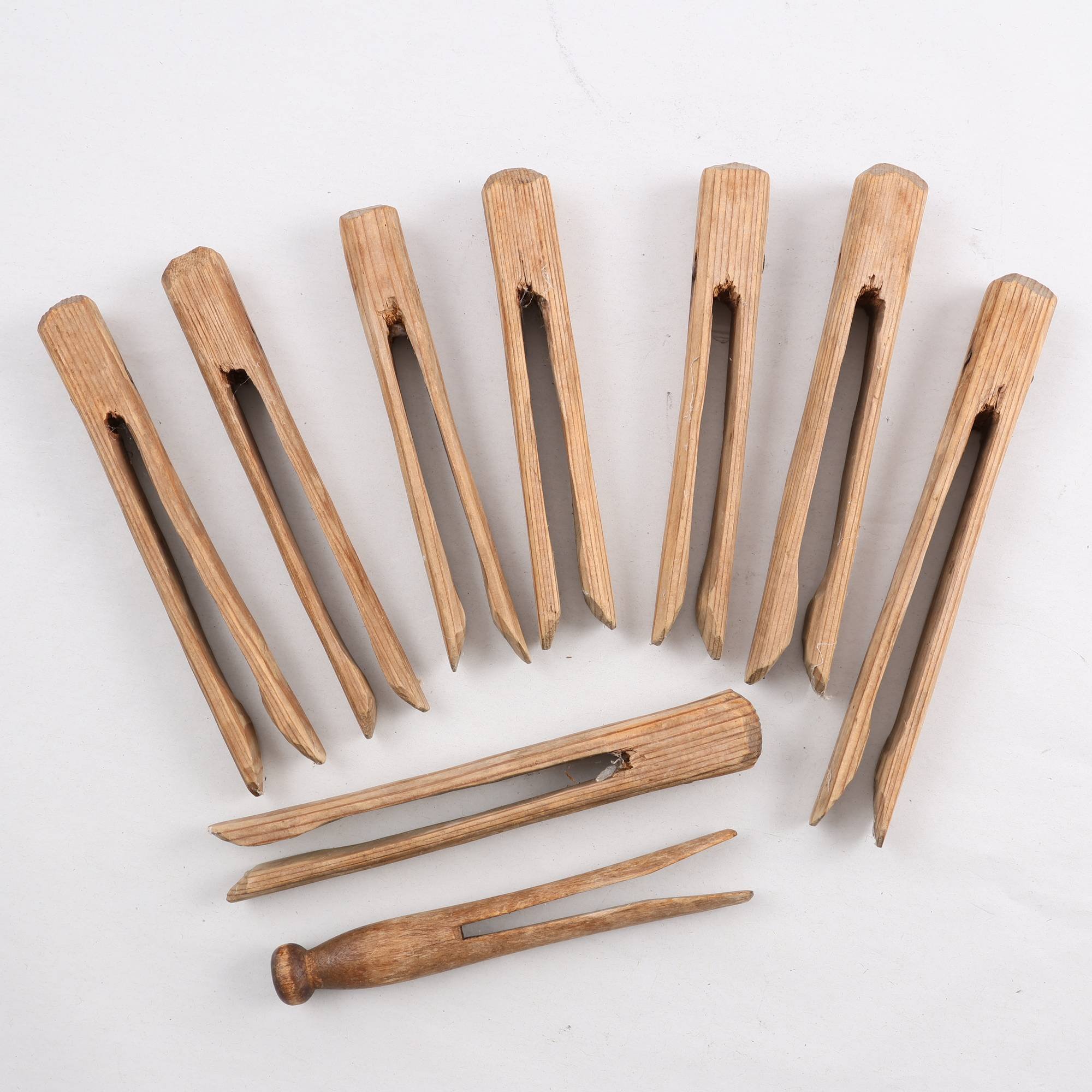 Samling klädnypor, trä, allmoge