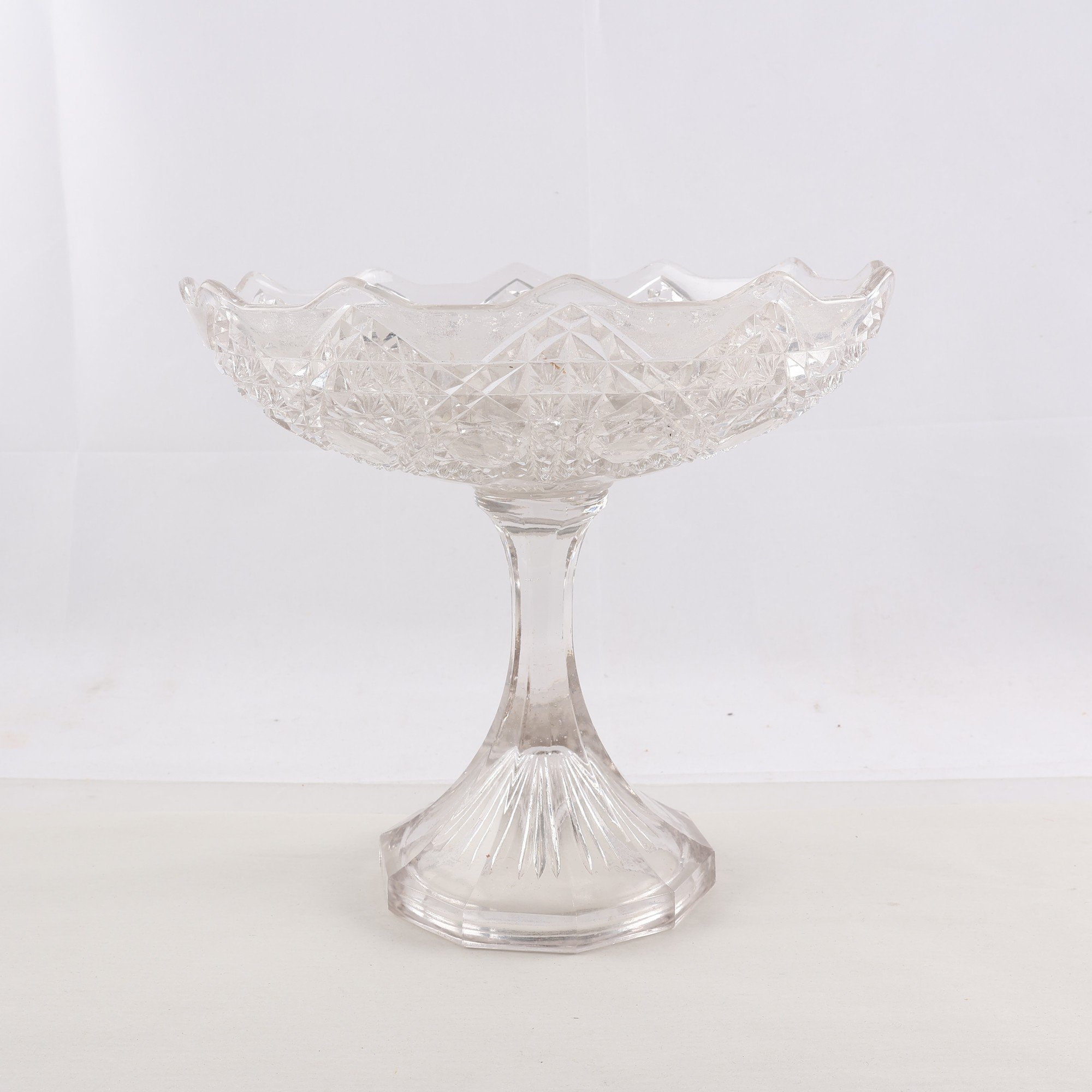 Skål på fot, fruktskål, antik, pressglas. Samfraktas ej.