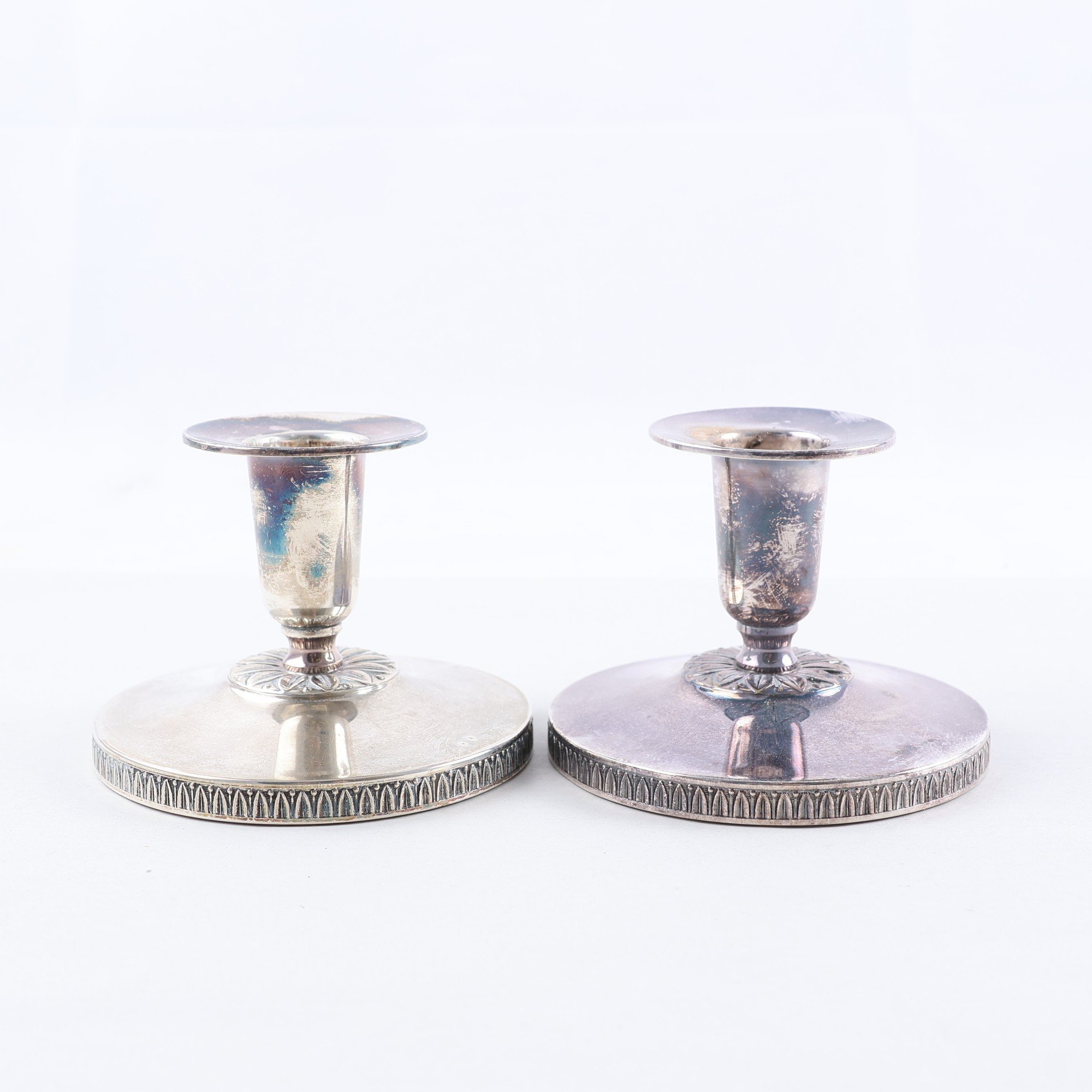 Paret silverljusstakar, stämplade K&BC kattfot N9. Vikt: 266g