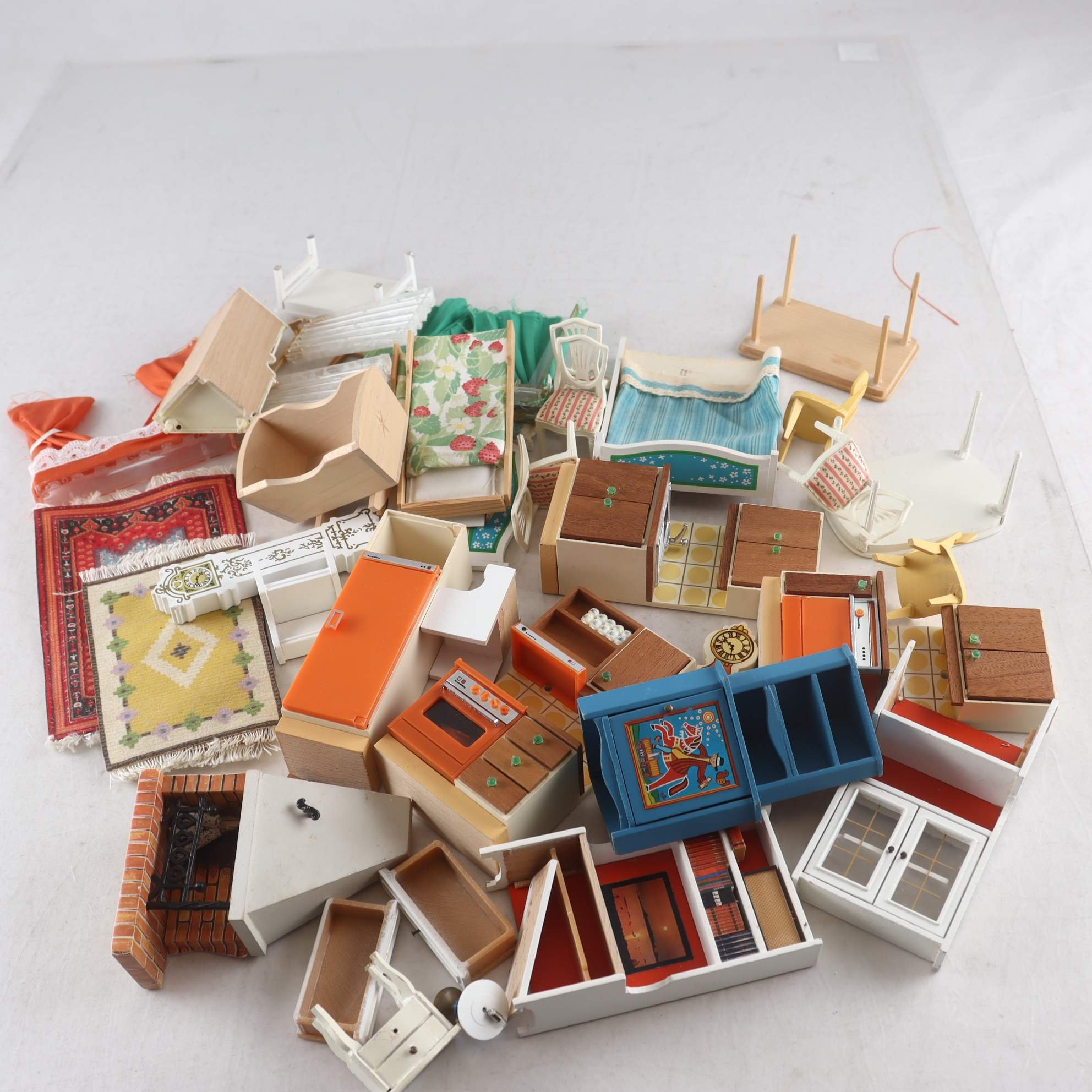 Dockskåpsmöbler, Lundby mfl, blandat parti. Endast avhämtning.